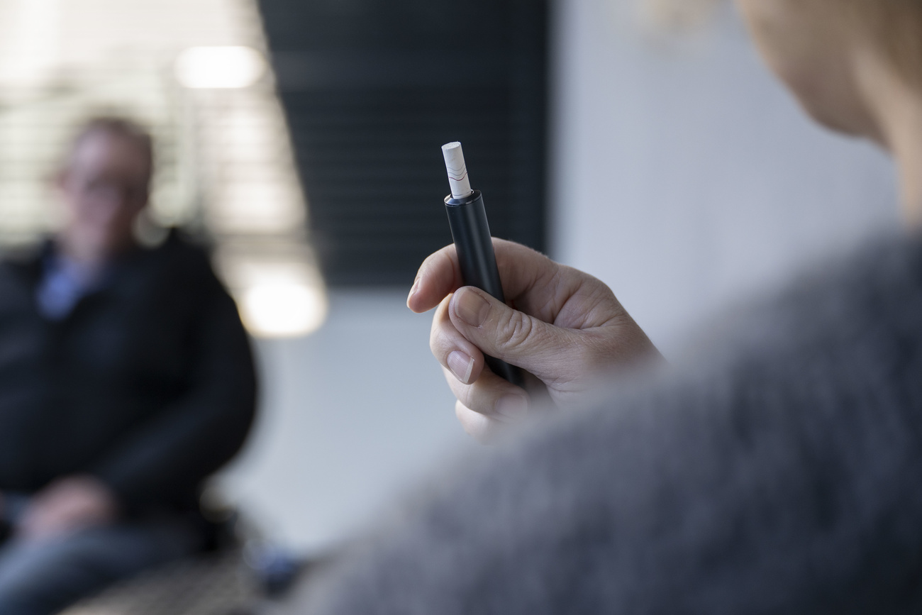 persona con sigaretta