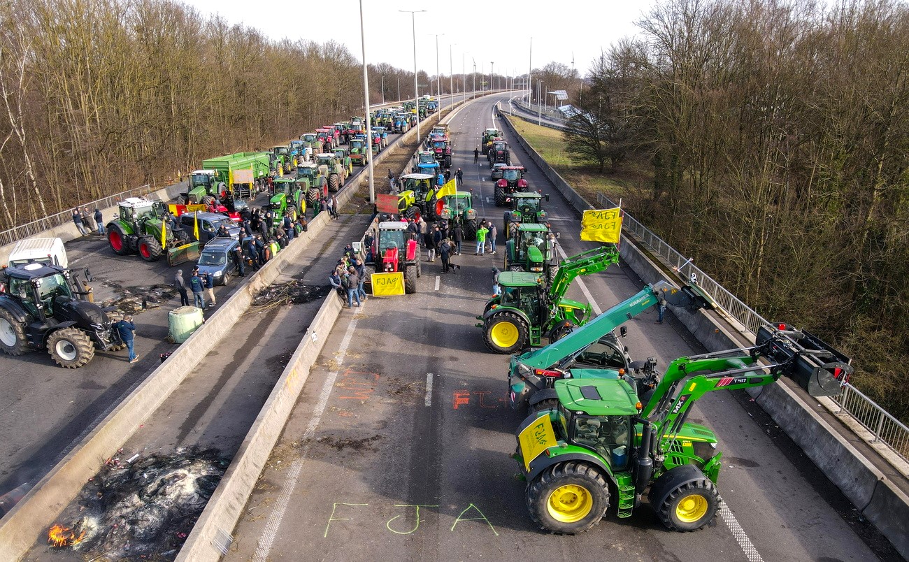 trattori parcheggiati su un'autostrada