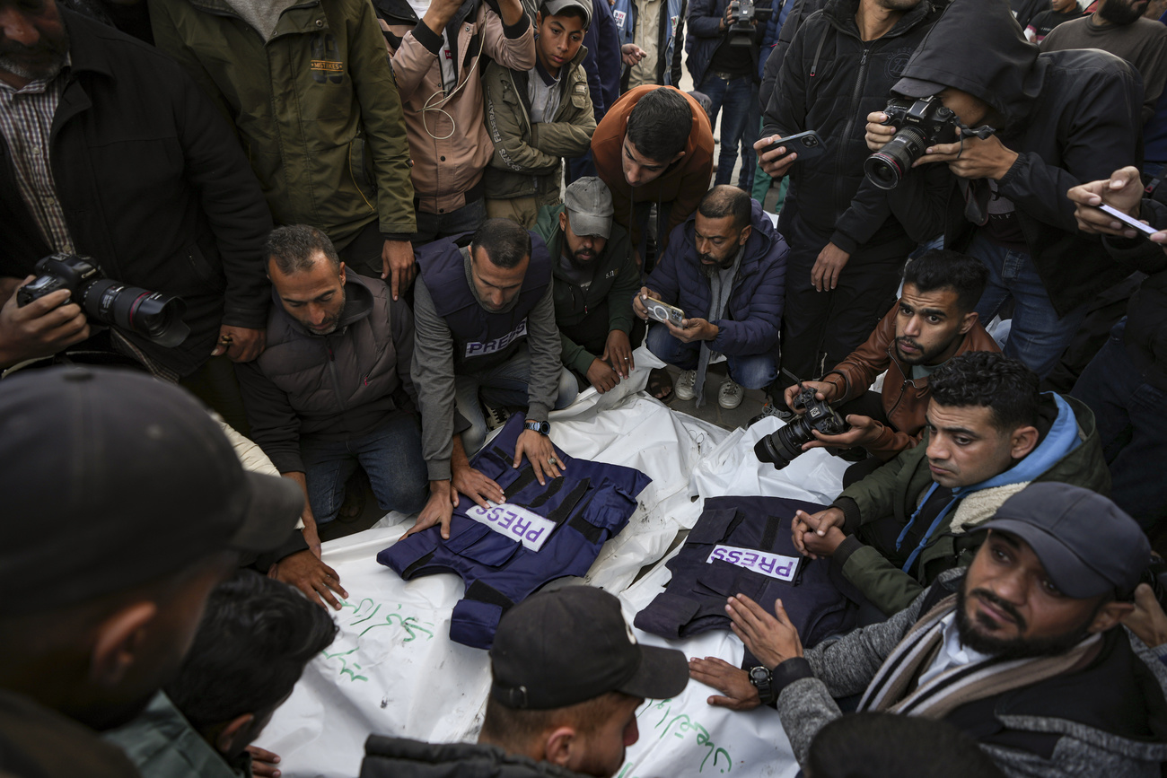 صحفيون فلسطينيون يتجمعون حول جثامين خمسة من زملائهم الذين قُتلوا في غارة جوية إسرائيلية على مدينة غزة، وذلك في مستشفى الأقصى بدير البلح، الخميس 26 ديسمبر 2024.