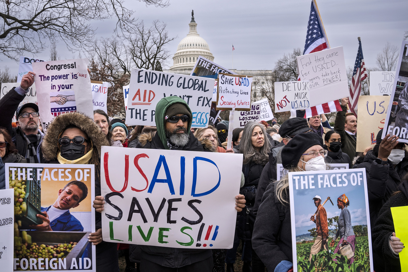 米ワシントンで USAID閉鎖に抗議する米国人ら。2025年2月5日撮影