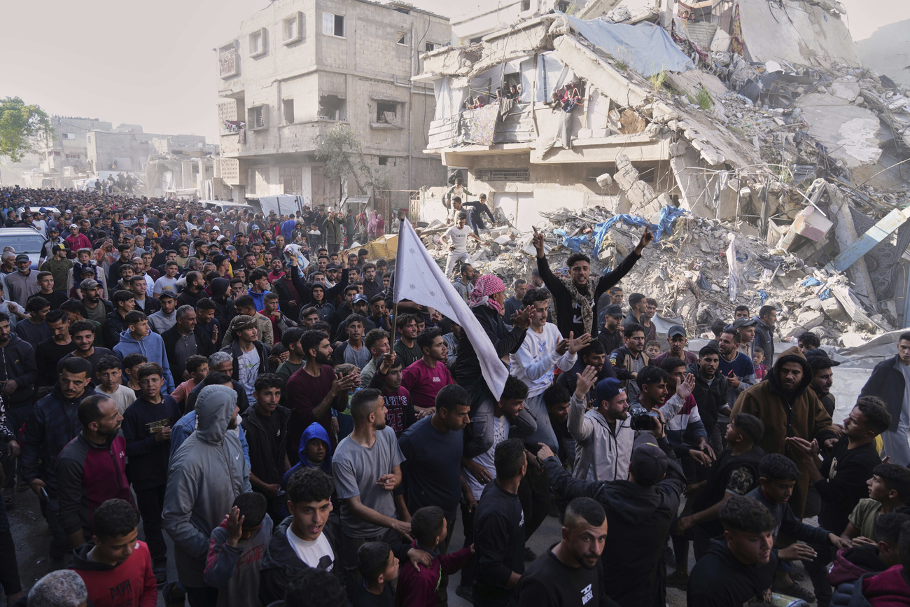 فلسطينيون وفلسطينيات يهتفون خلال مظاهرة نادرة ضد الحرب وضد حركة حماس، في تعبير علني نادر عن الغضب الشعبي تجاه الحركة التي تدير القطاع، وذلك في بيت لاهيا شمال قطاع غزة، يوم الأربعاء 26 مارس 2025.