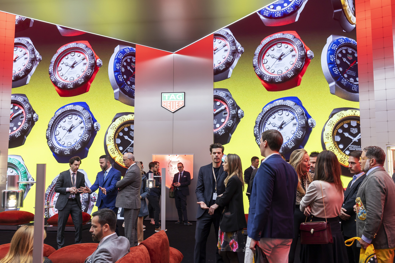 persone in visita al padiglione di tag heuer