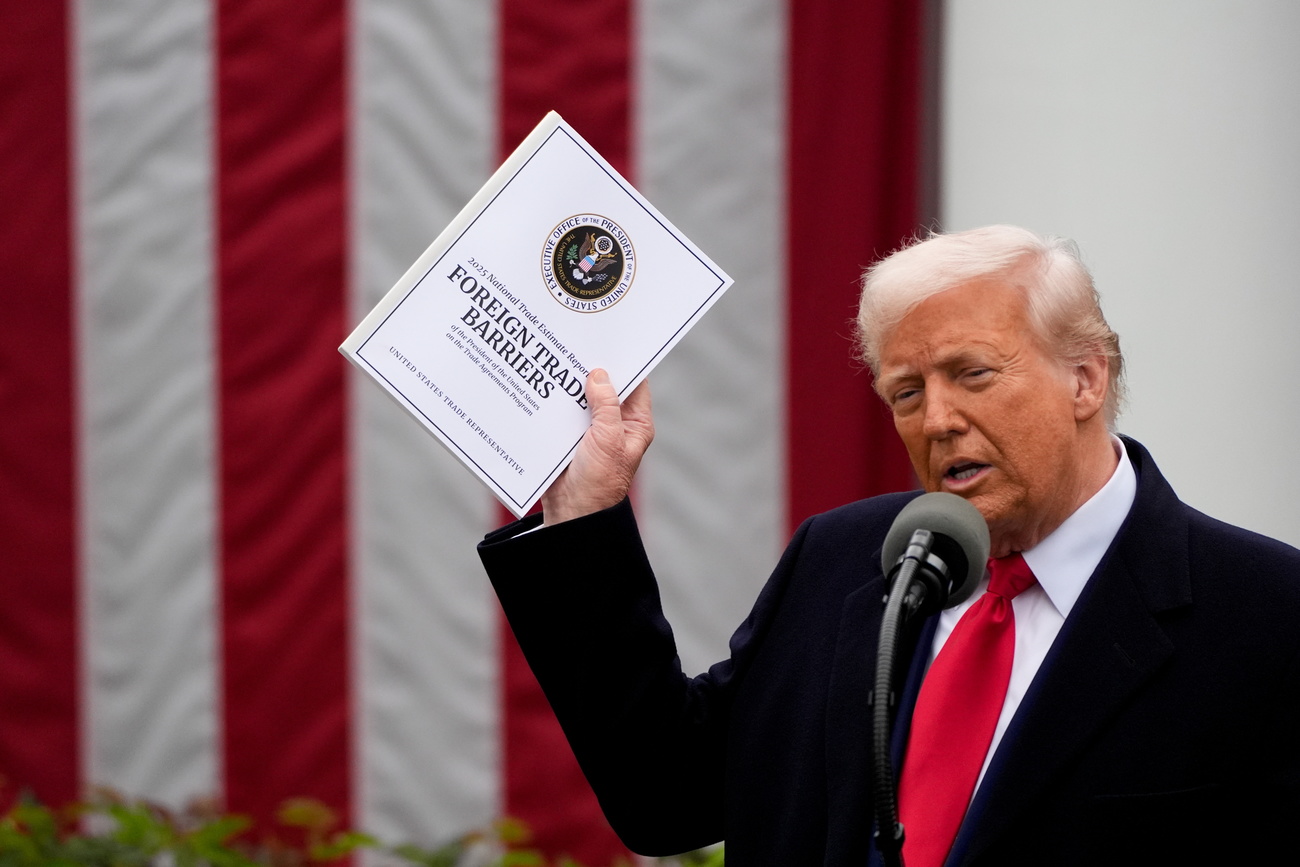 Präsident Donald Trump spricht während einer Zoll-Ankündigung im Rosengarten des Weißen Hauses in Washington, D.C., USA, am 2. April 2025. Trump plant die Einführung von Zöllen auf globale Handelspartner – das Herzstück seines Vorhabens, die US-Industrie zurückzubringen und ein Welthandelssystem umzugestalten, das er seit Langem als unfair kritisiert. Trump hat den Tag als „Tag der Befreiung“ bezeichnet, obwohl die meisten Ökonomen erwarten, dass US-Verbraucher die Kosten tragen werden.