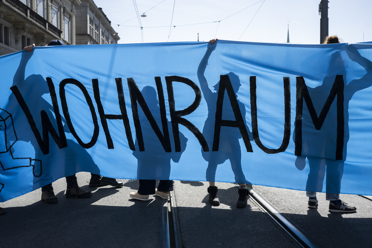 4月5日、チューリヒで数千人が住宅不足に抗議するデモを行った。チューリヒで2000年以降、最大の住宅デモとなった