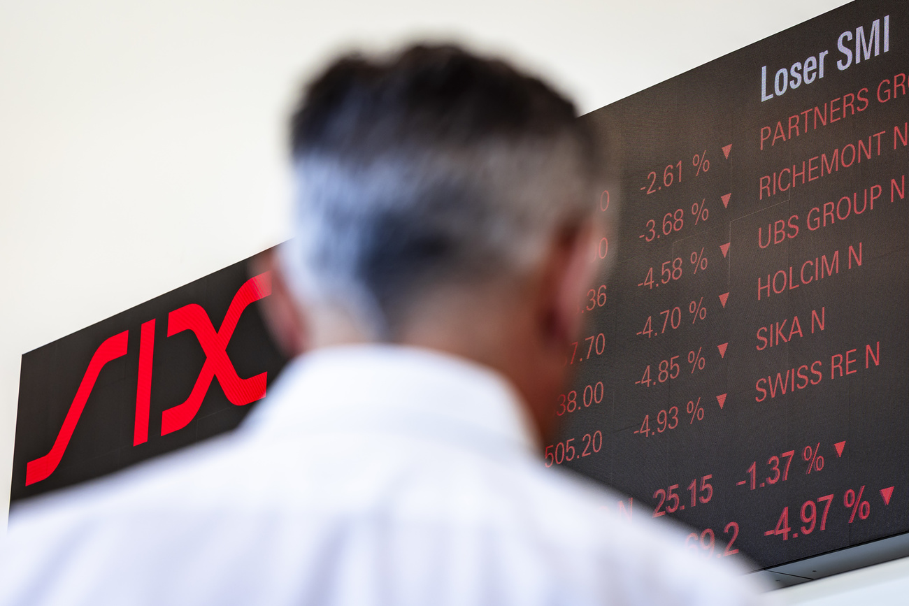 uomo ossrva grafico alla borsa di zurigo