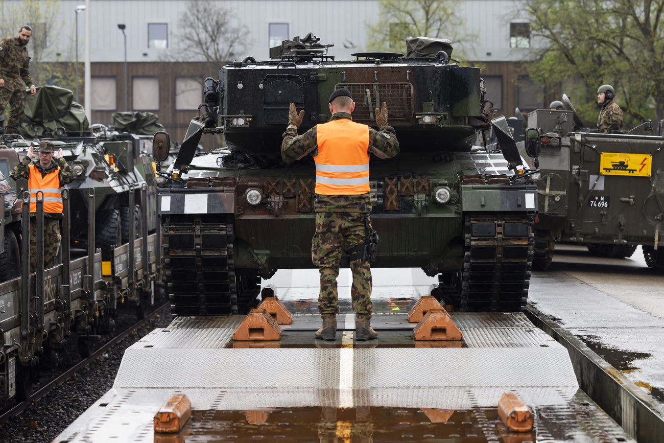 Char d'assaut placé sur un wagon.