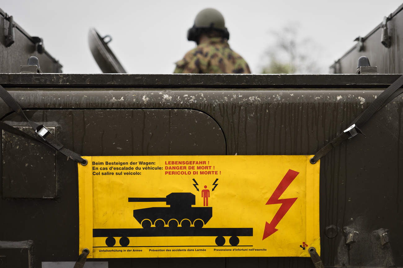 Panneau de mise en garde contre l'électrocution sur un char de combat placé sur un wagon.
