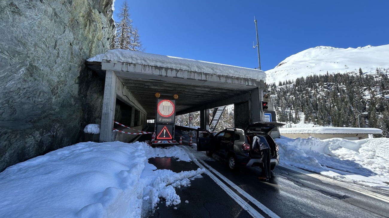 auto davanti all'entrata del tunnel gran san bernardo