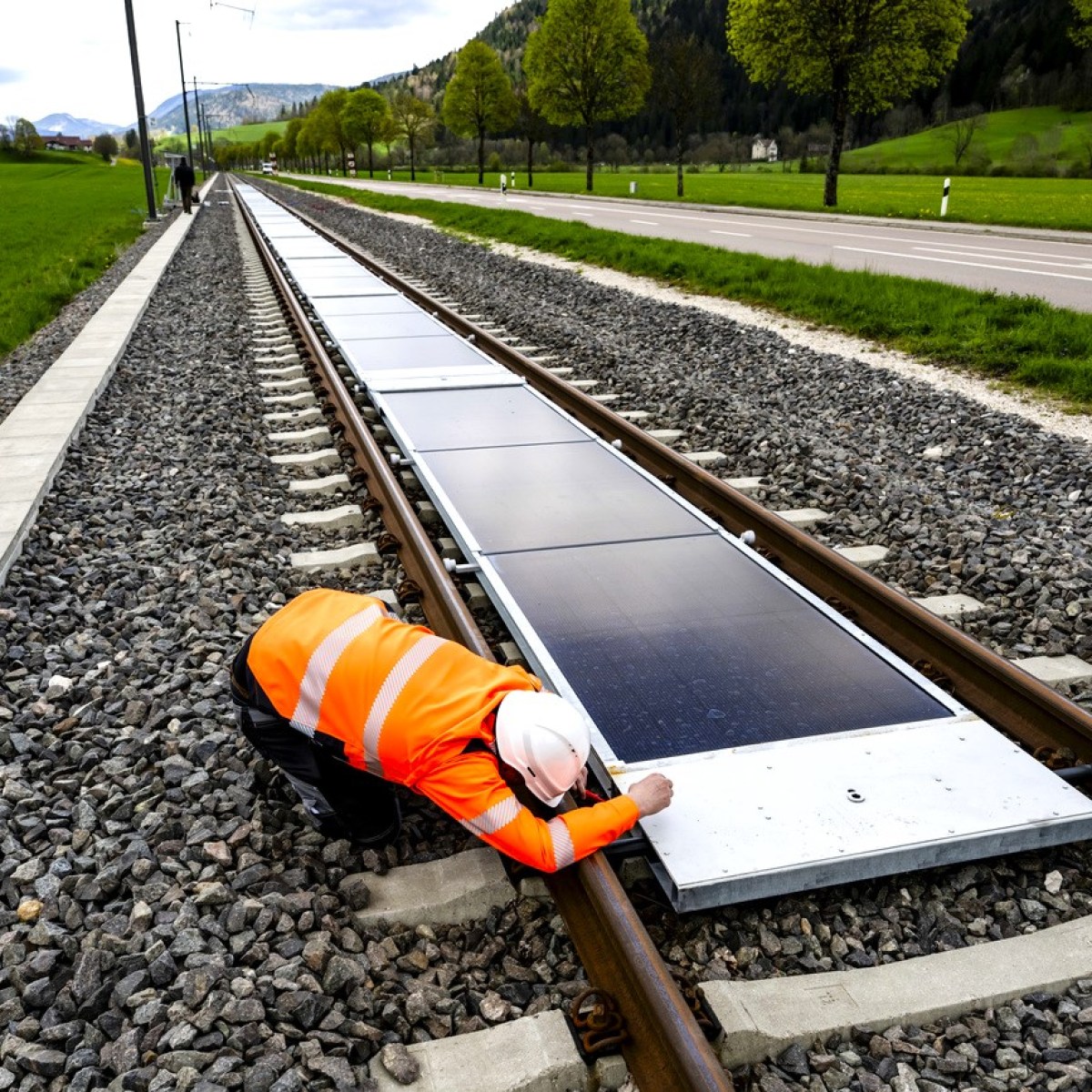 La Suisse transforme les voies ferrées en centrales solaires