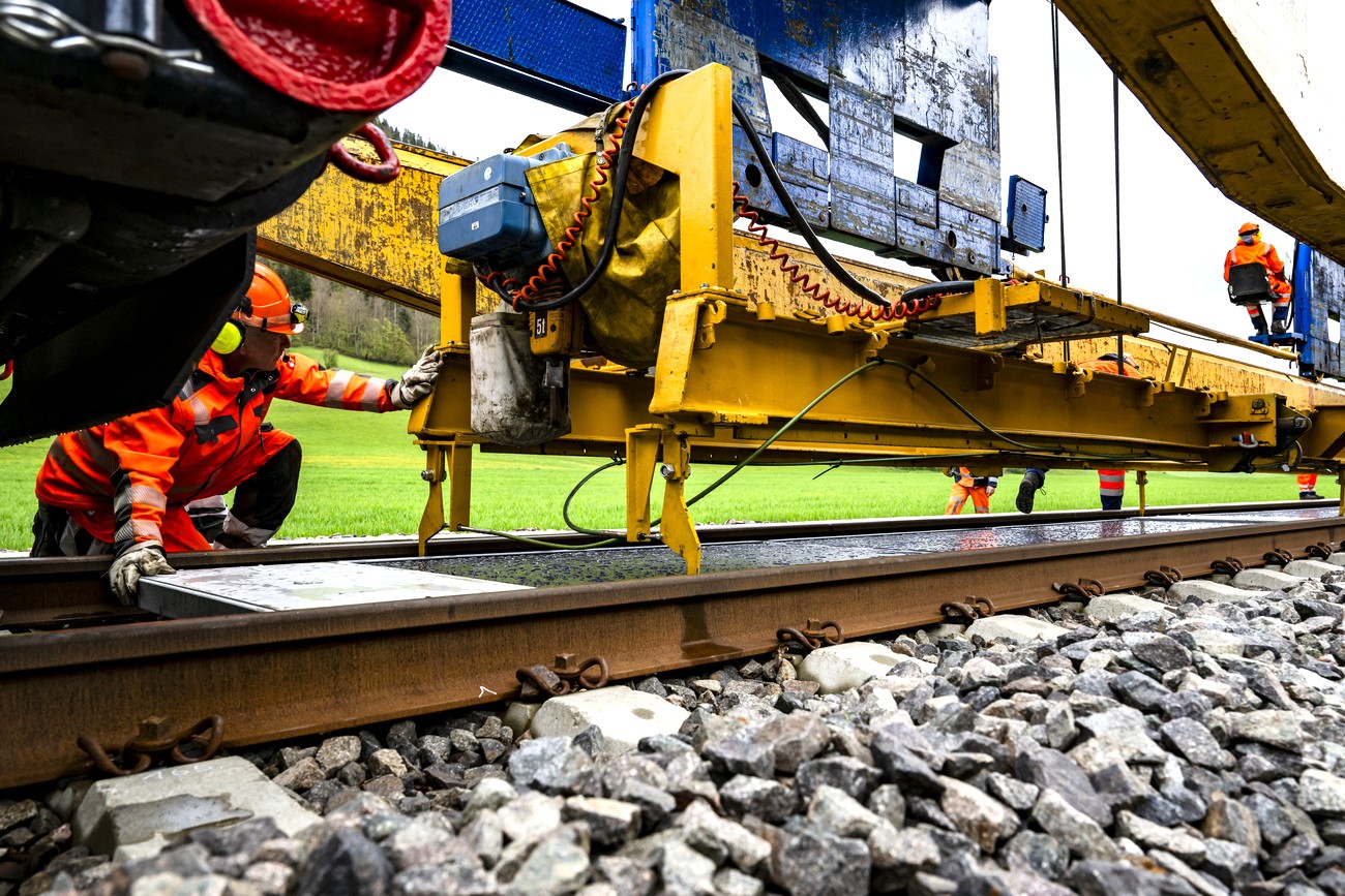 The Swiss railway company Scheuchzer has developed a special machine to lay and remove solar panels between tracks.