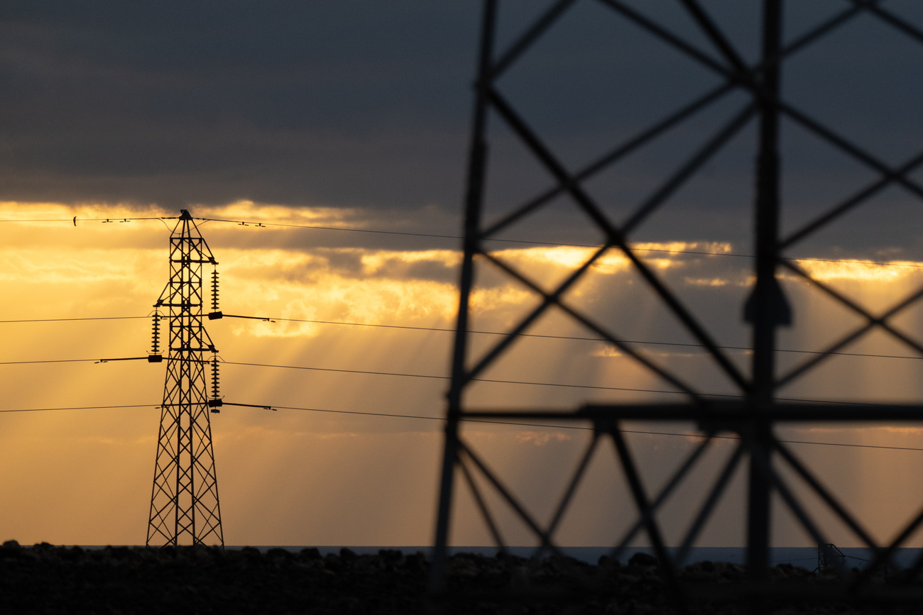 Tralici elettrici al tramonto.