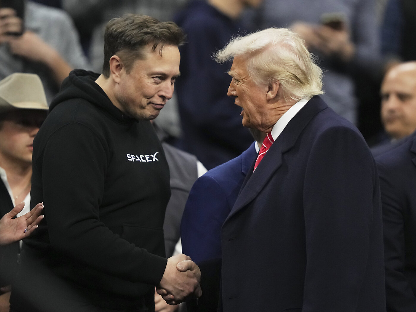 elon musk stringe la mano a donald trump