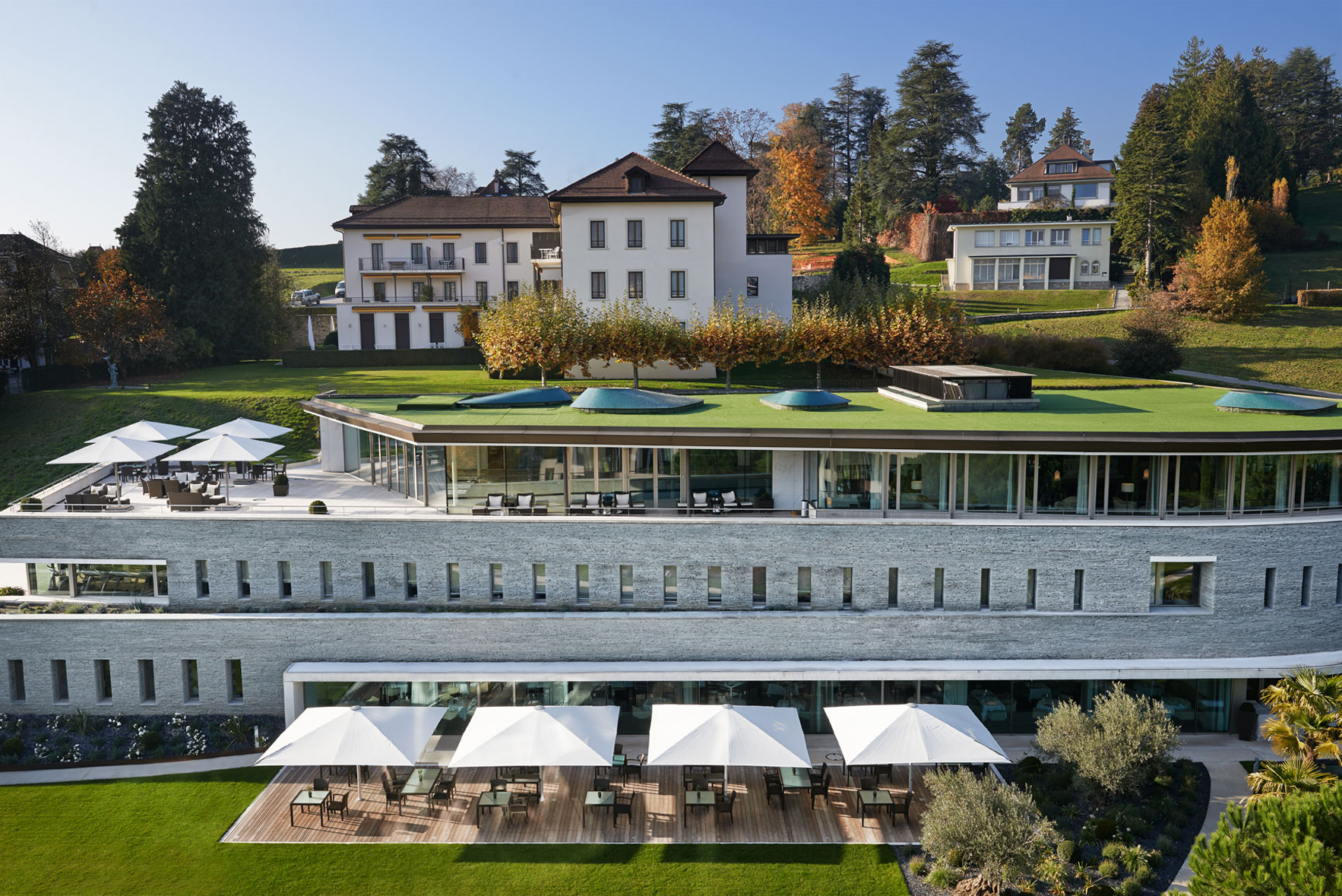 Клиника Clinique La Prairie была основана в 1931 году в качестве медицинского центра для состоятельных клиентов, предлагающего омолаживающее лечение на основе клеточной терапии.