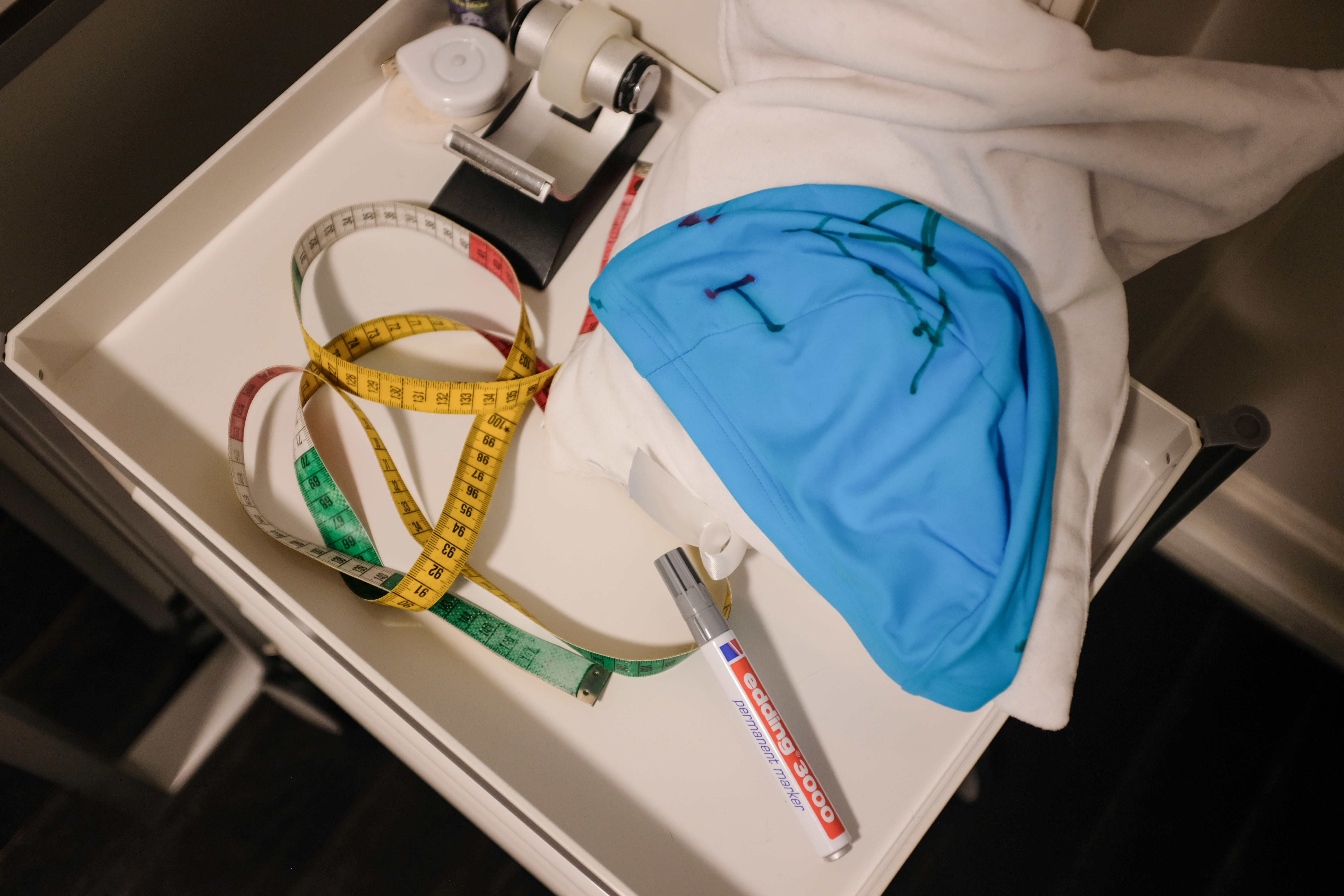 Avant le début d'un traitement par SMT, les médecins déterminent la zone de la tête du patient à stimuler. Un technicien mesure la tête du patient pour indiquer ces zones sur un bonnet en tissu qui doit être porté pendant le traitement afin que le champ magnétique puisse cibler les zones correctes.