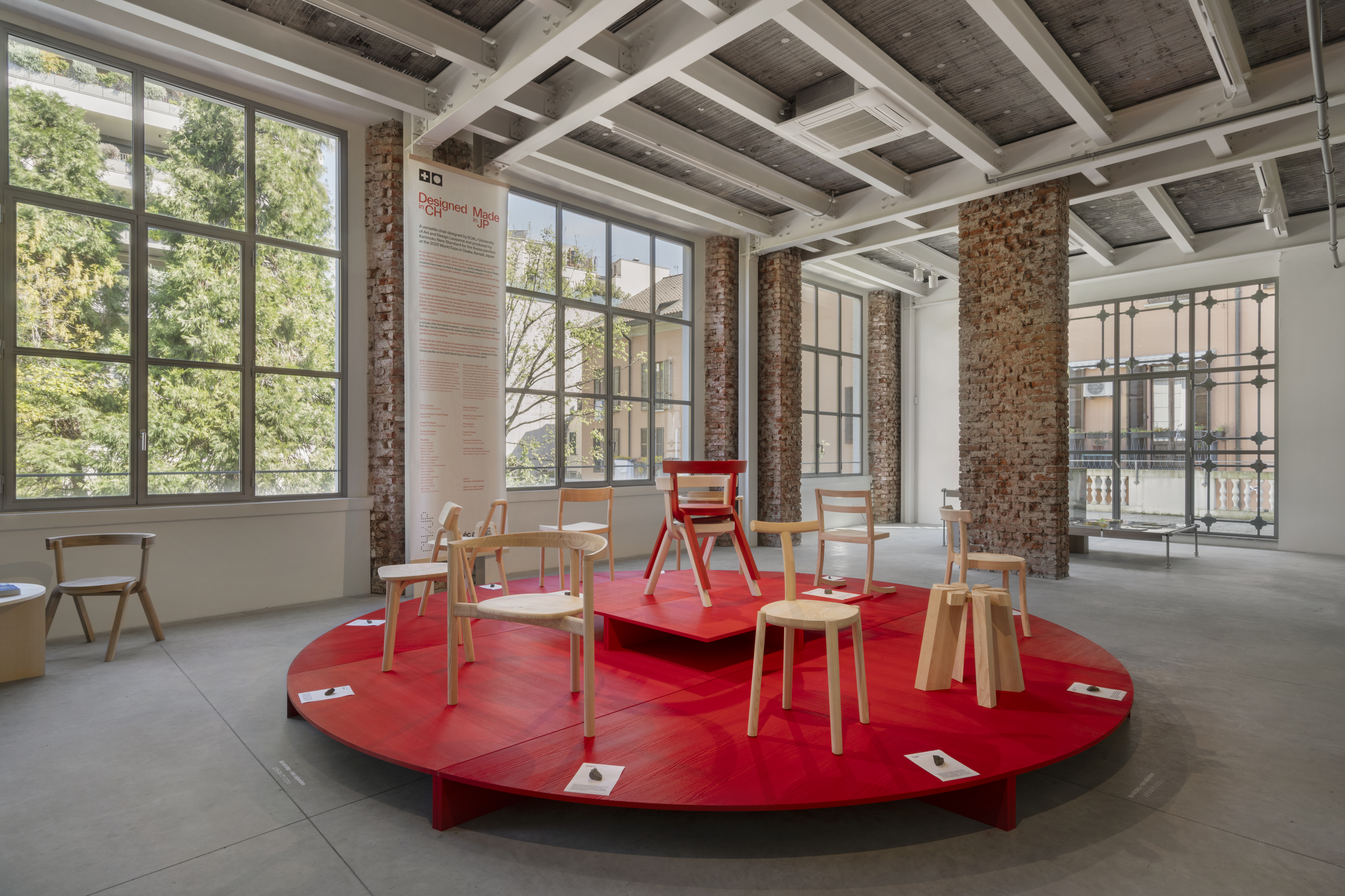 Sala espositiva con sedie.