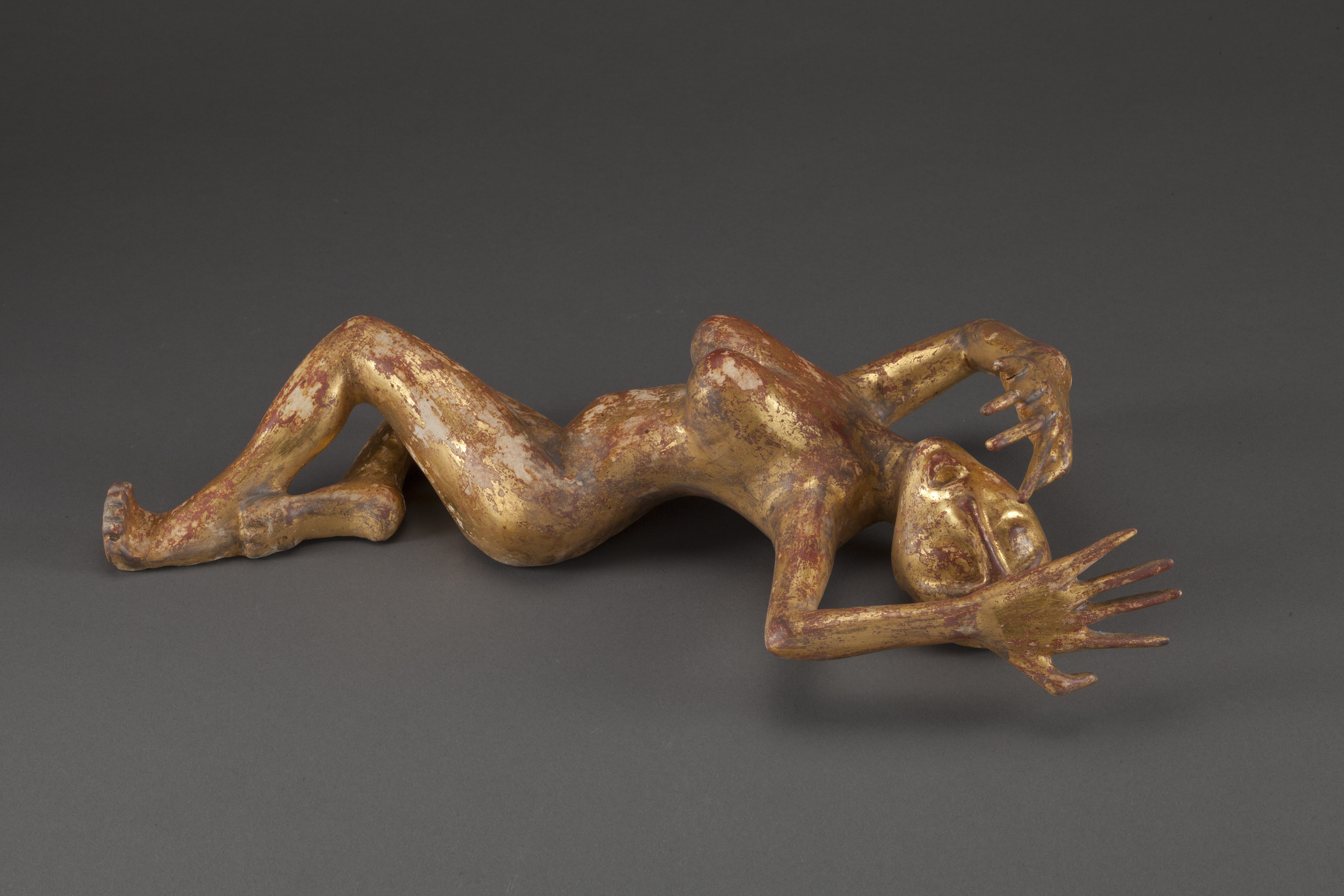 Bosnia, a sculpture by Isabella Kocum made of lime wood and gold.