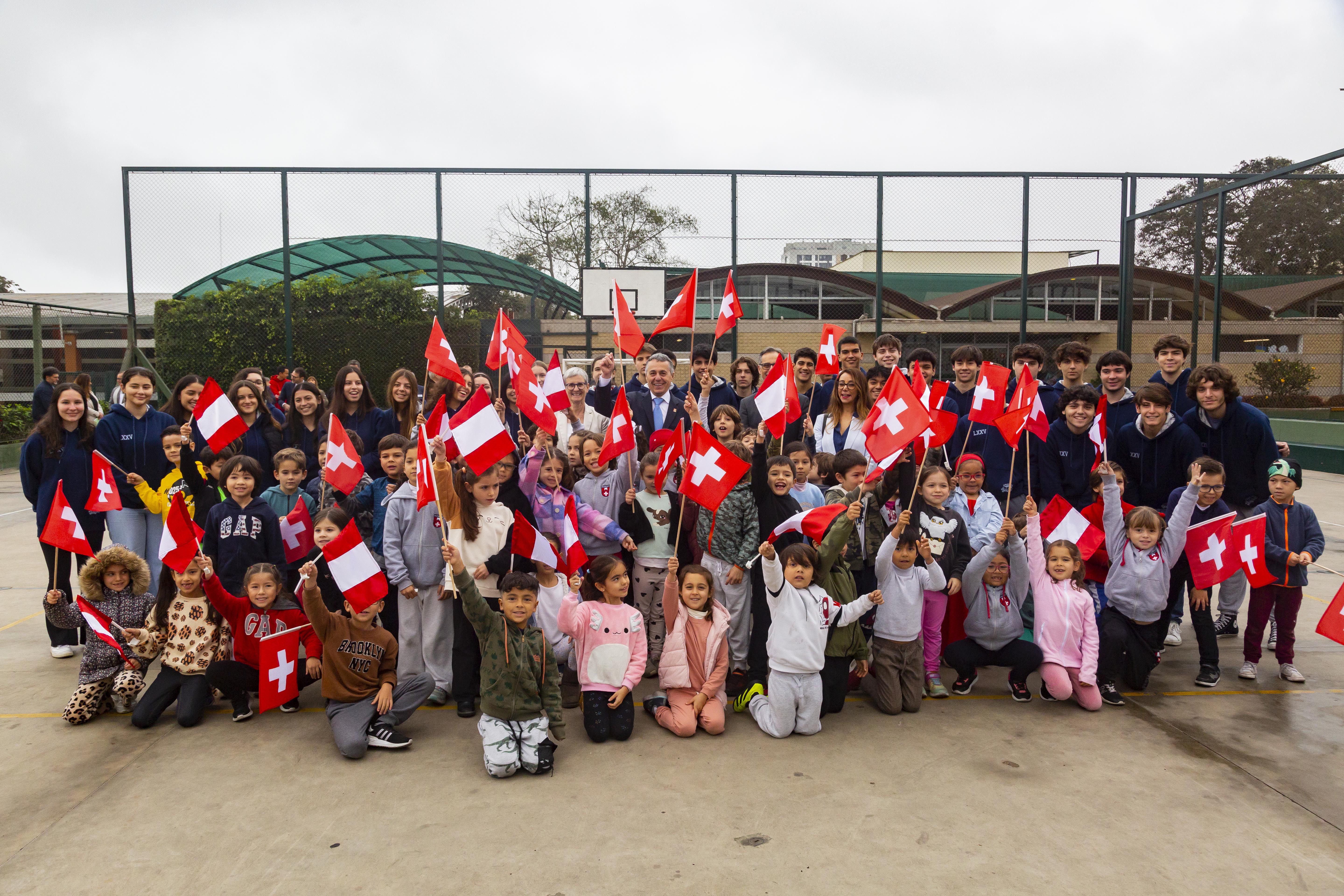 Schüler:innen der Schweizerschule in Lima mit Ignazio Cassis