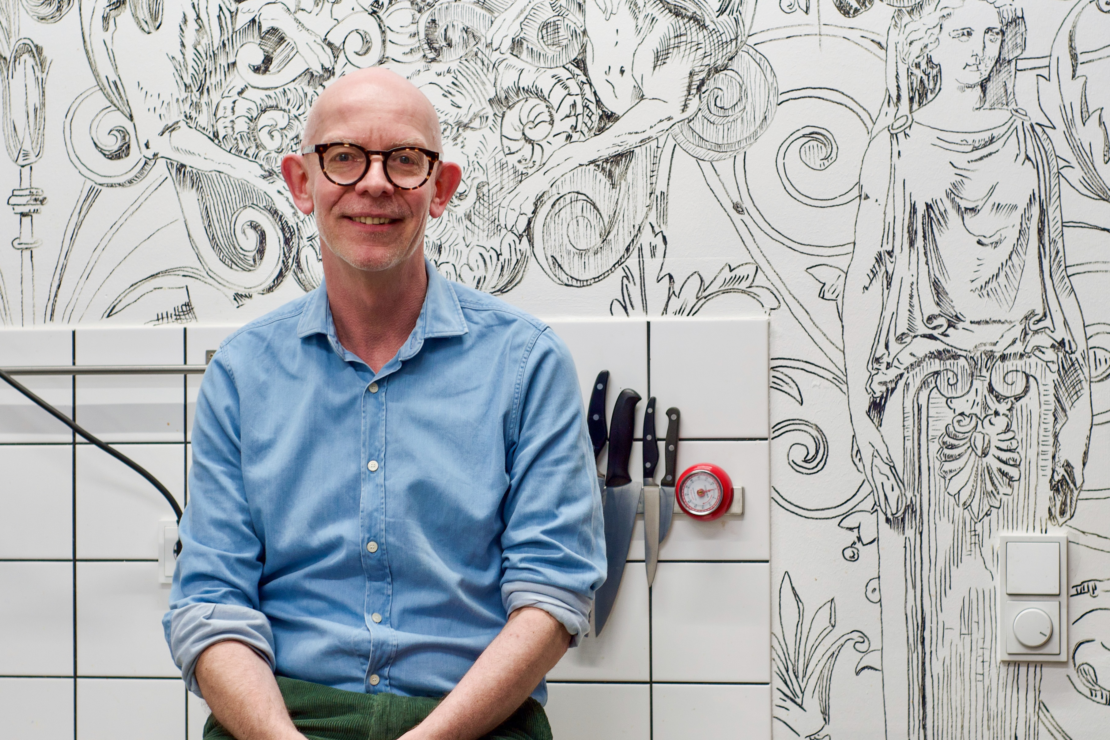Thomas Gisiger dans sa cuisine.