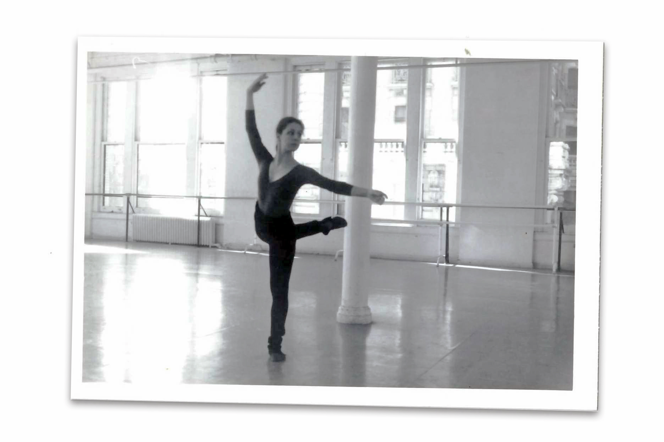 Eine junge Tänzerin auf einer historischen Fotografie