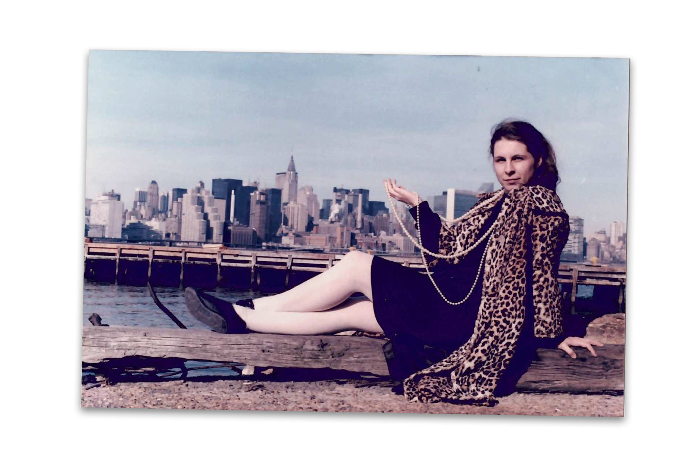 Eine Frau sitzt vor der Skyline von New York