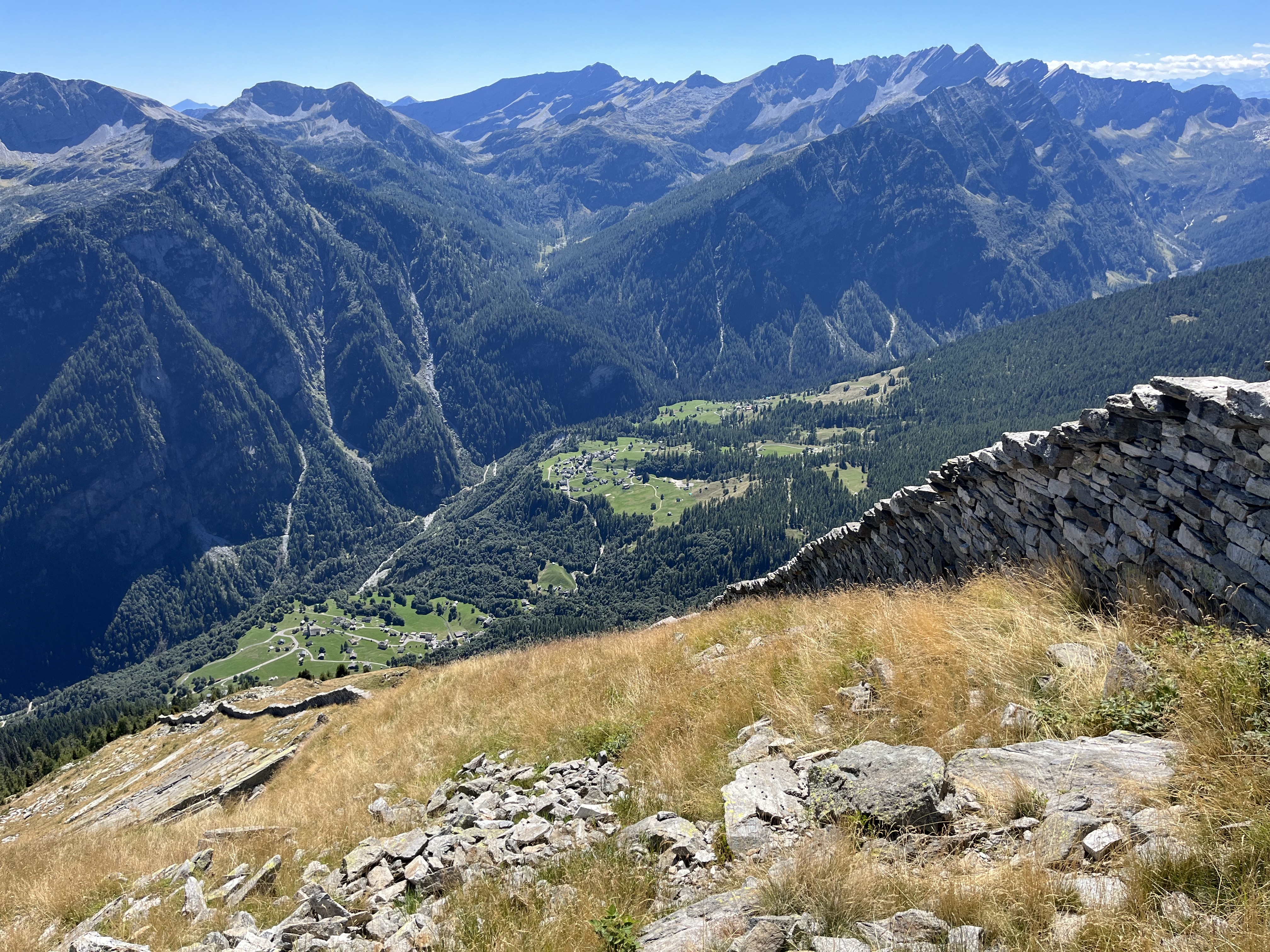 vista su valle e montagne