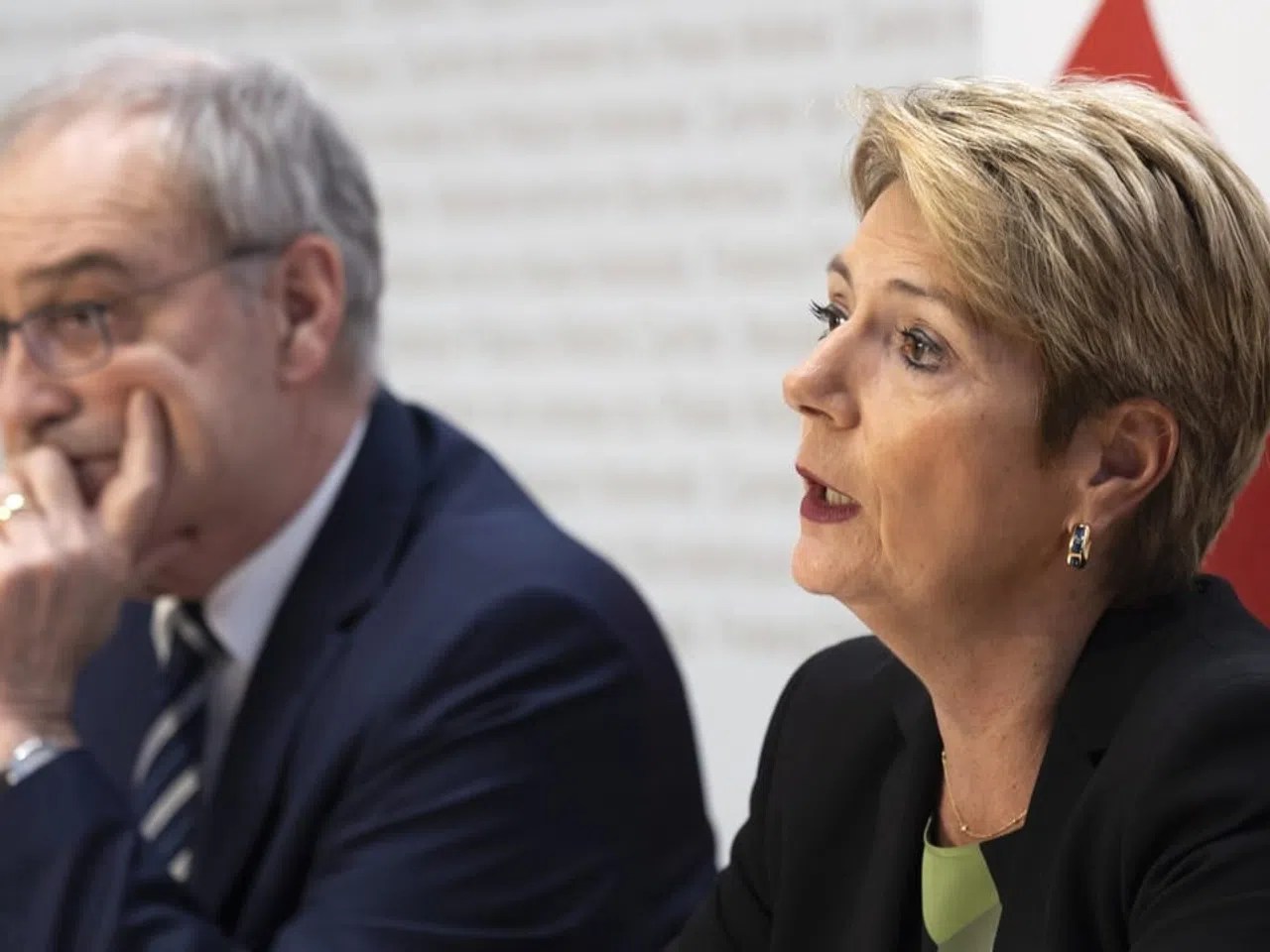 La presidente Karin Keller-Sutter e il ministro dell'Economia Guy Parmelin si rivolgono ai media in merito ai dazi punitivi di Trump.