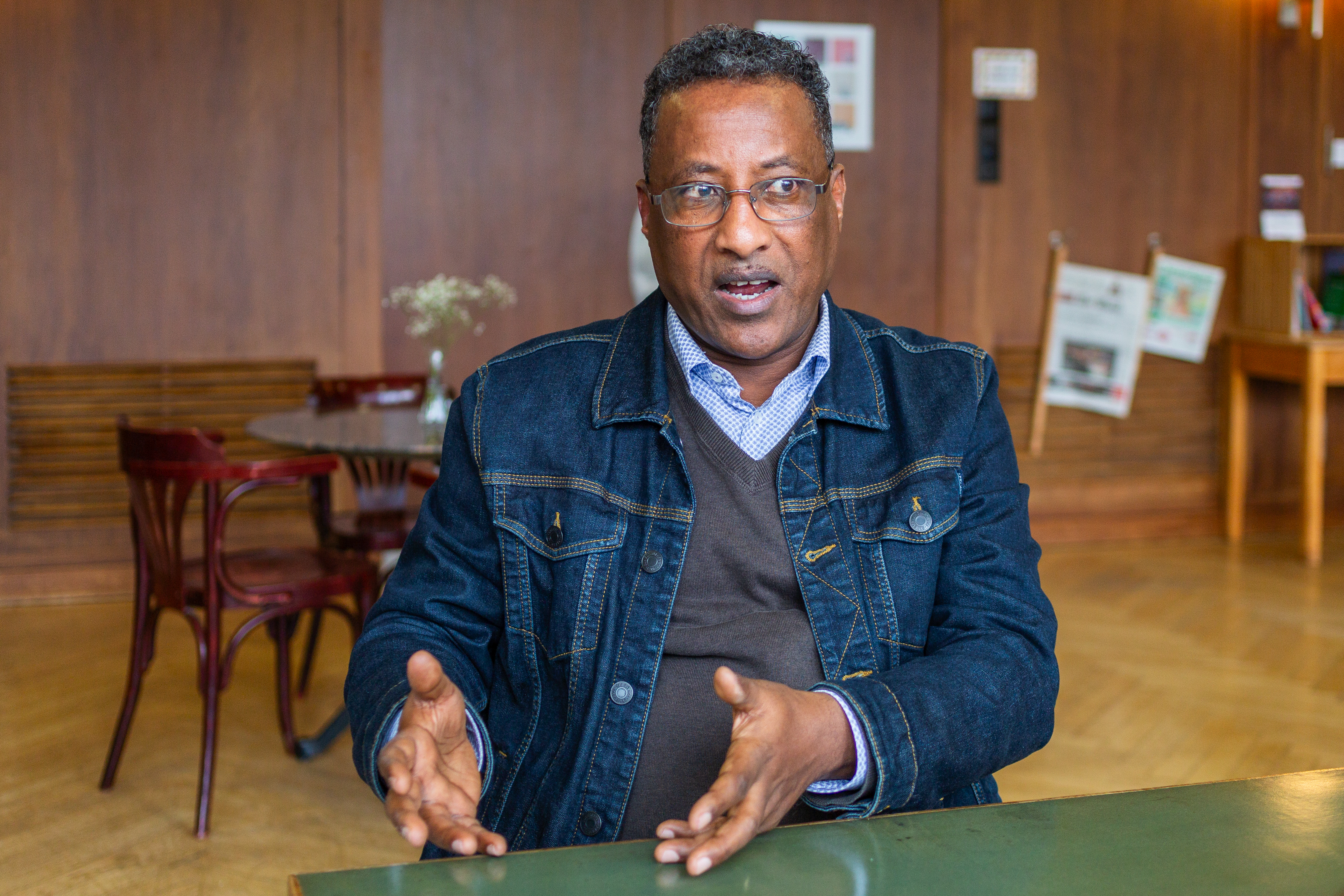Habteab Yemane seduto a un tavolo