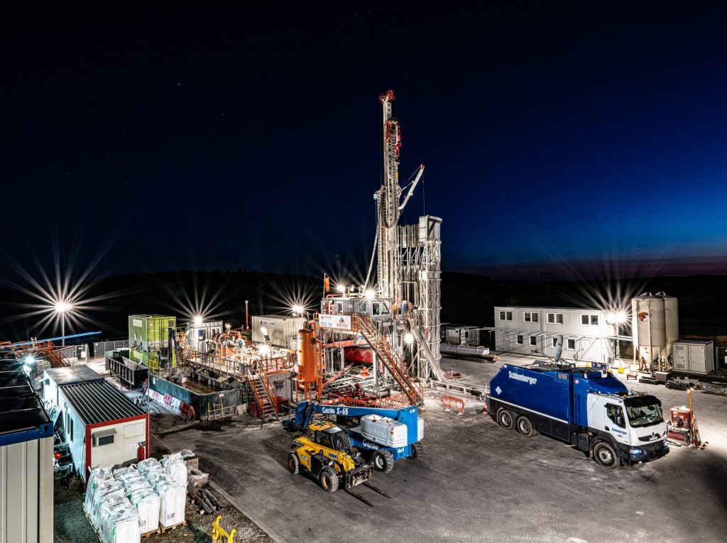 veicoli da cantiere attorno all'entrata di un pozzo profondo