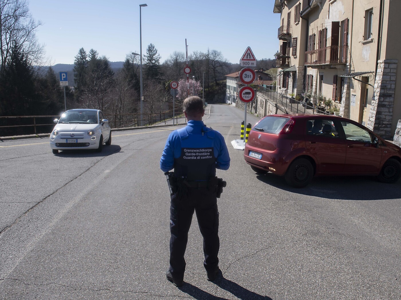Crossing the border with 30 kilograms of cocaine in the car