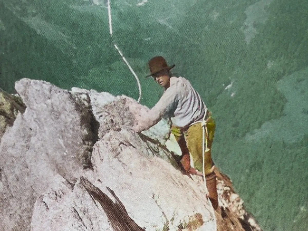 King Albert I enjoyed climbing in the Swiss Alps, where he went almost every year. The picture was coloured using AI by the National Museum.