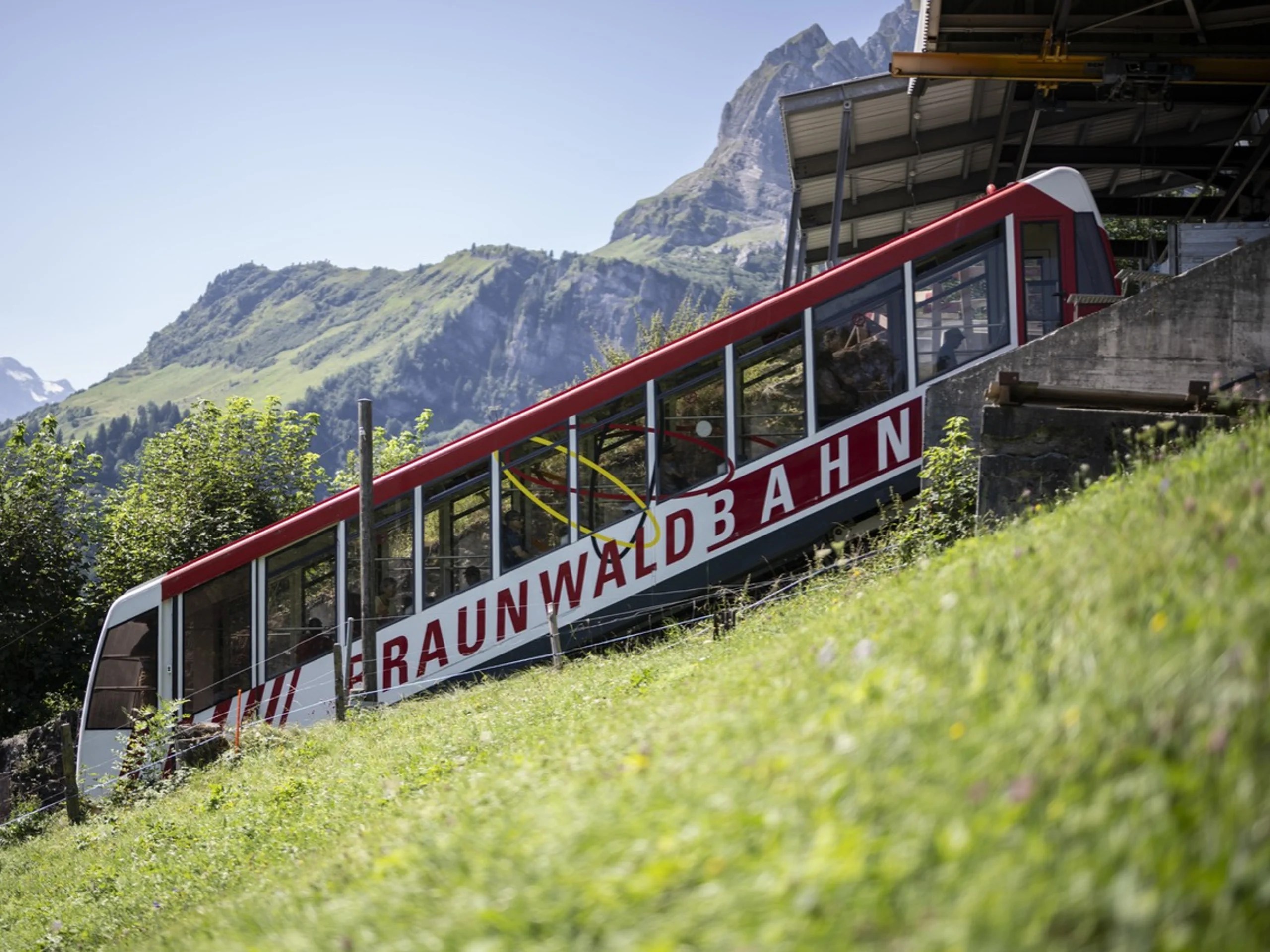 The funicular railway has been bringing people and goods to Braunwald since 1907. The village is car-free.