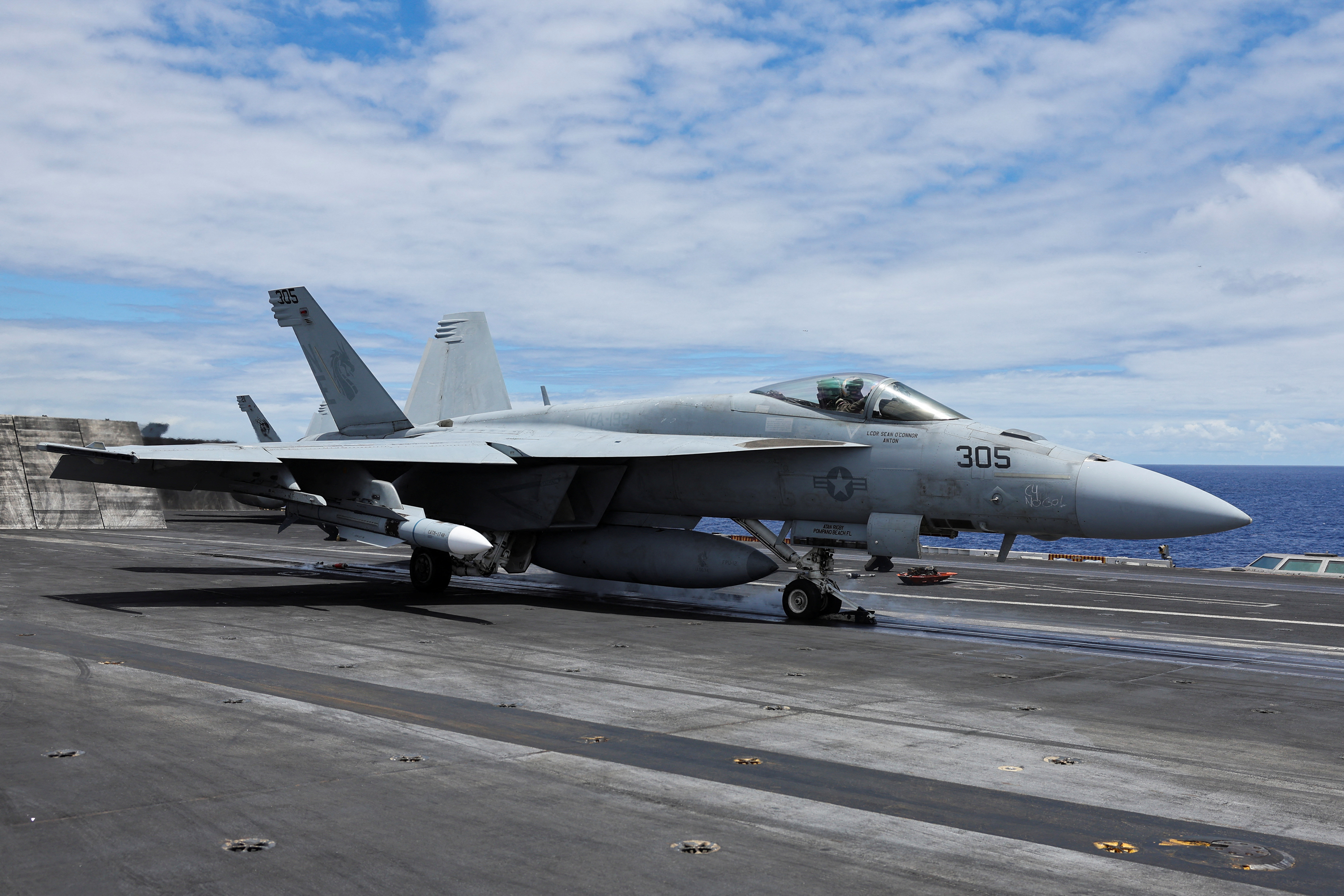 سقوط طائرة إف-18 من على متن حاملة طائرات أمريكية بالبحر الأحمر - SWI swissinfo.ch