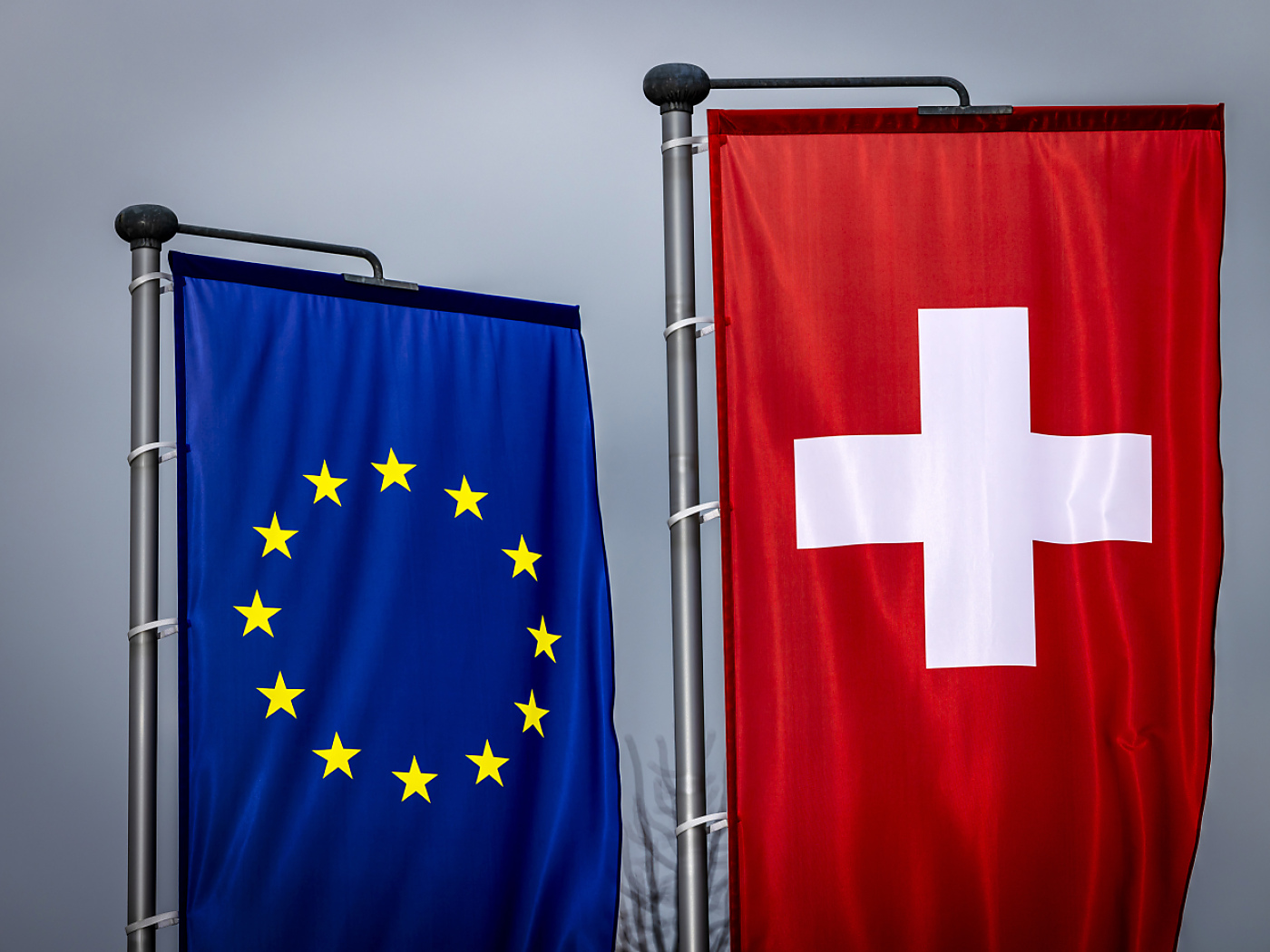 bandiera ue accanto a bandiera svizzera