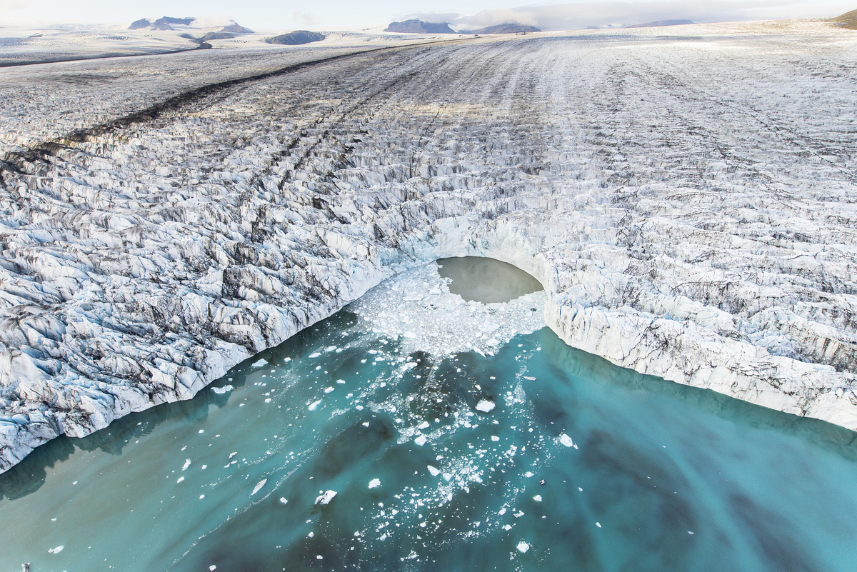 Ein riesiger Gletscher, der im Meer endet