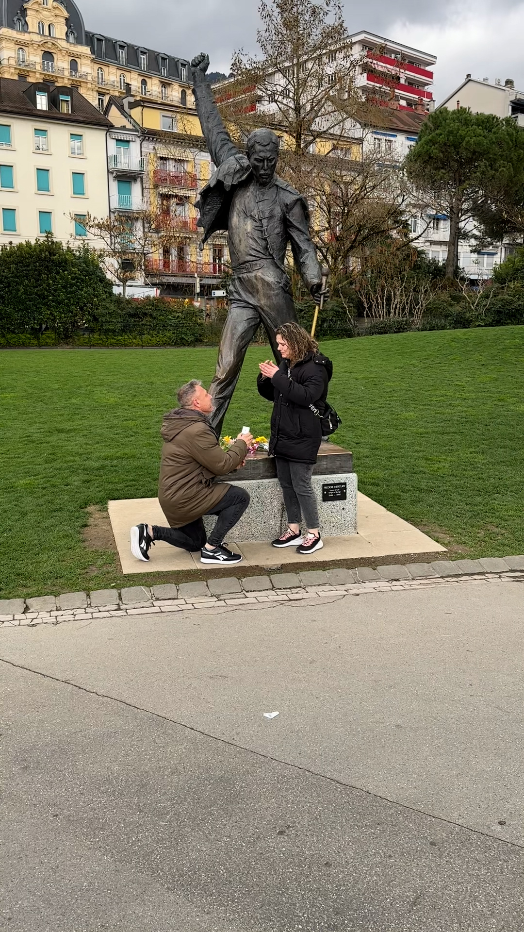 A marriage proposal at the Freddie statue