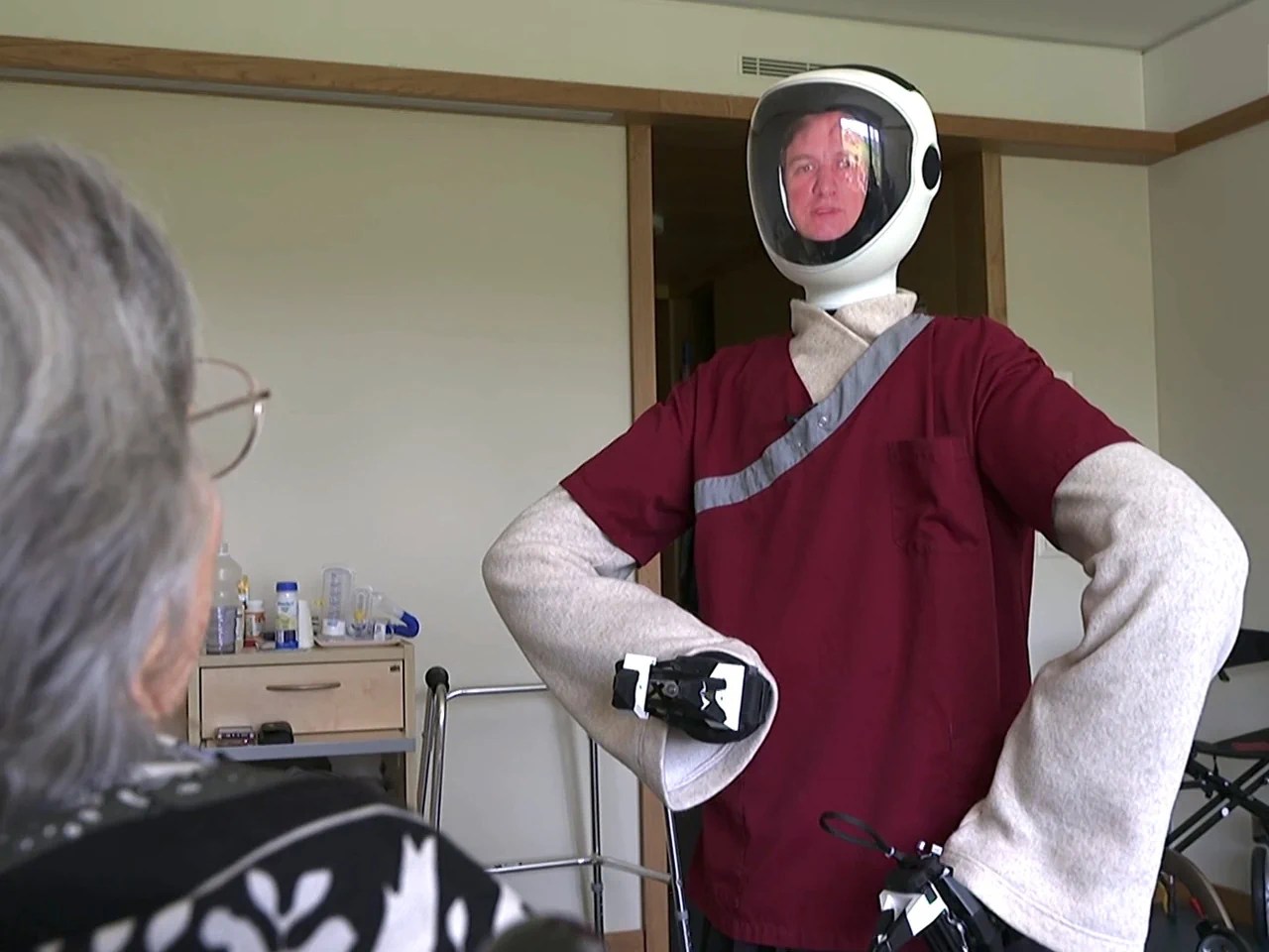 Con camice e telecamera: “Robody” aiuta in una casa di riposo.