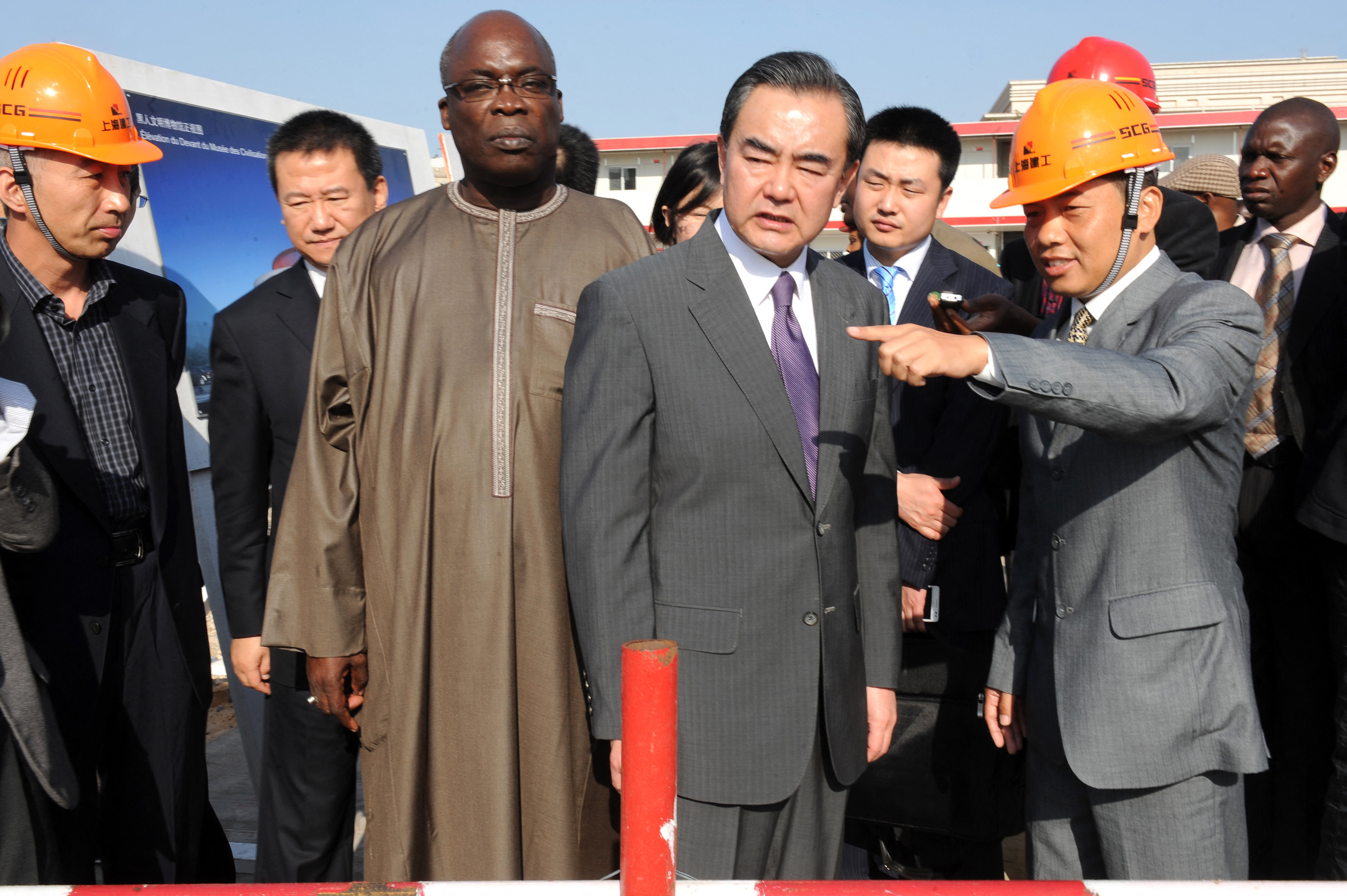 Ministre chinois des Affaires étrangères en visite sur le chantier d'un musée au Sénégal
