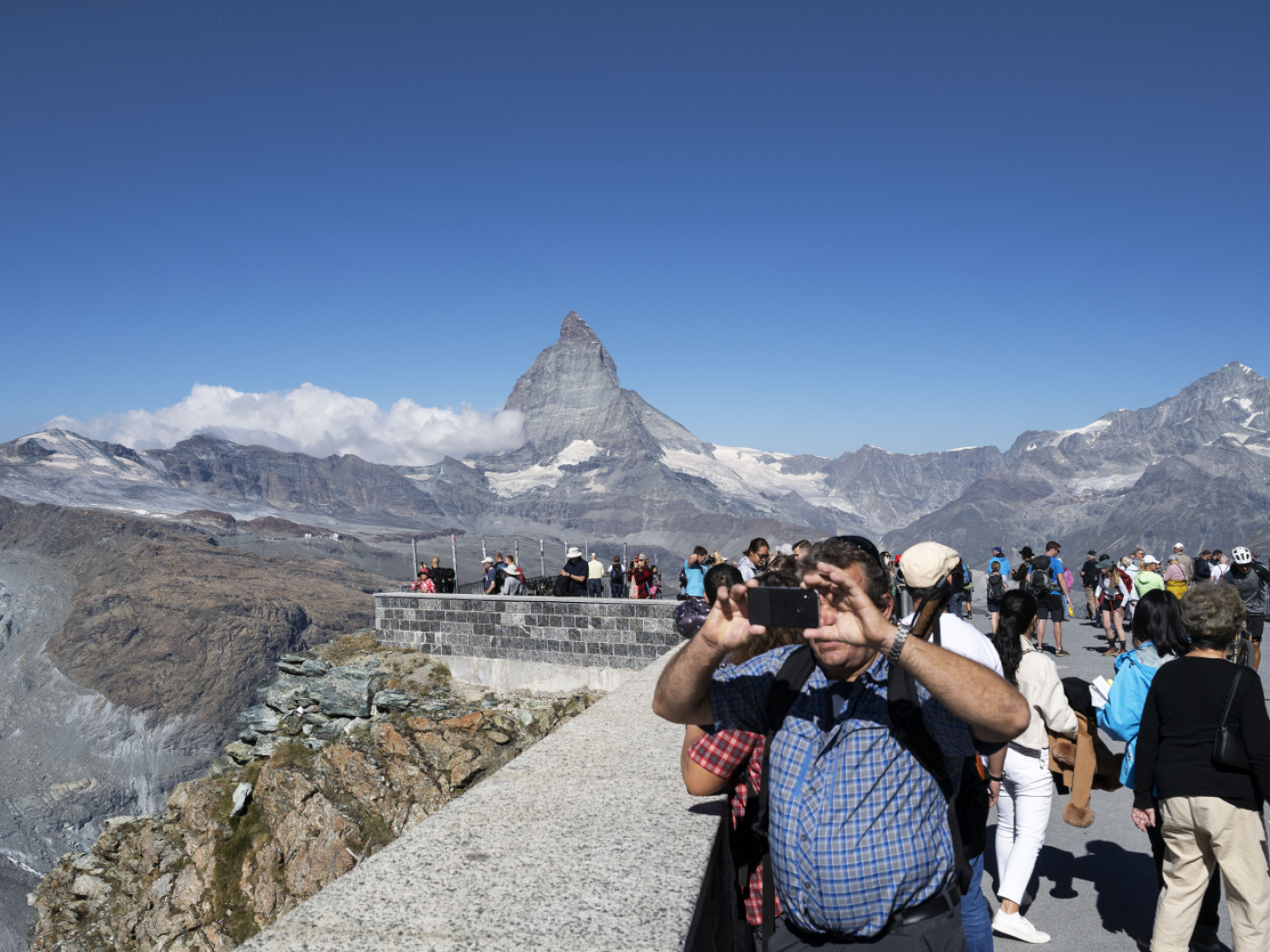 turisti sotto il Cervino