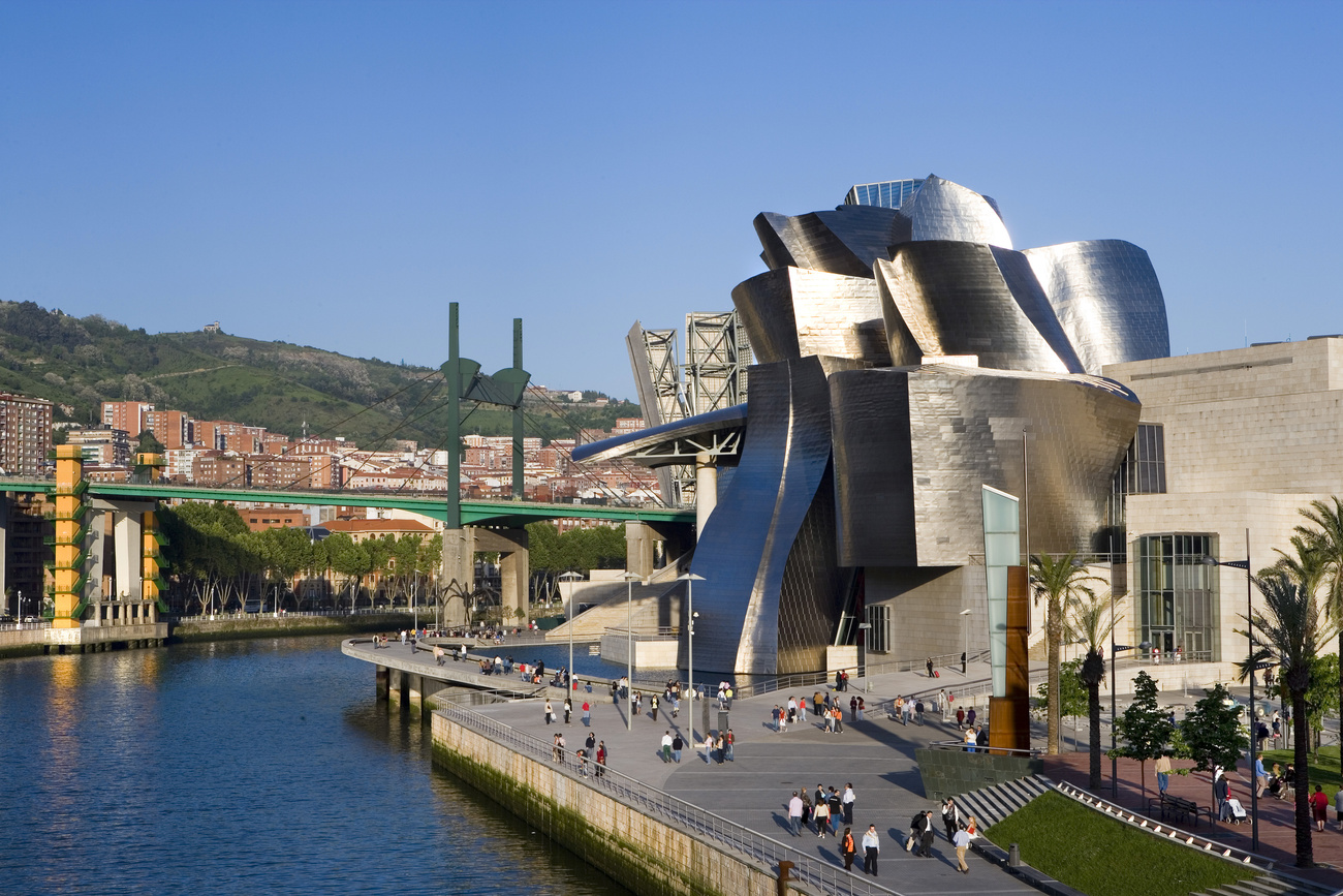 А вот «Музей Гуггенхайма» в Бильбао — этот как раз пример архитектурного решения, идущего вразрез с контекстом. По мнению Мирослава Шика (Miroslav Šik), это здание нарушает масштаб и логику пространственного окружения, противопоставляя себя городу. Sabine Lubenow / Keystone