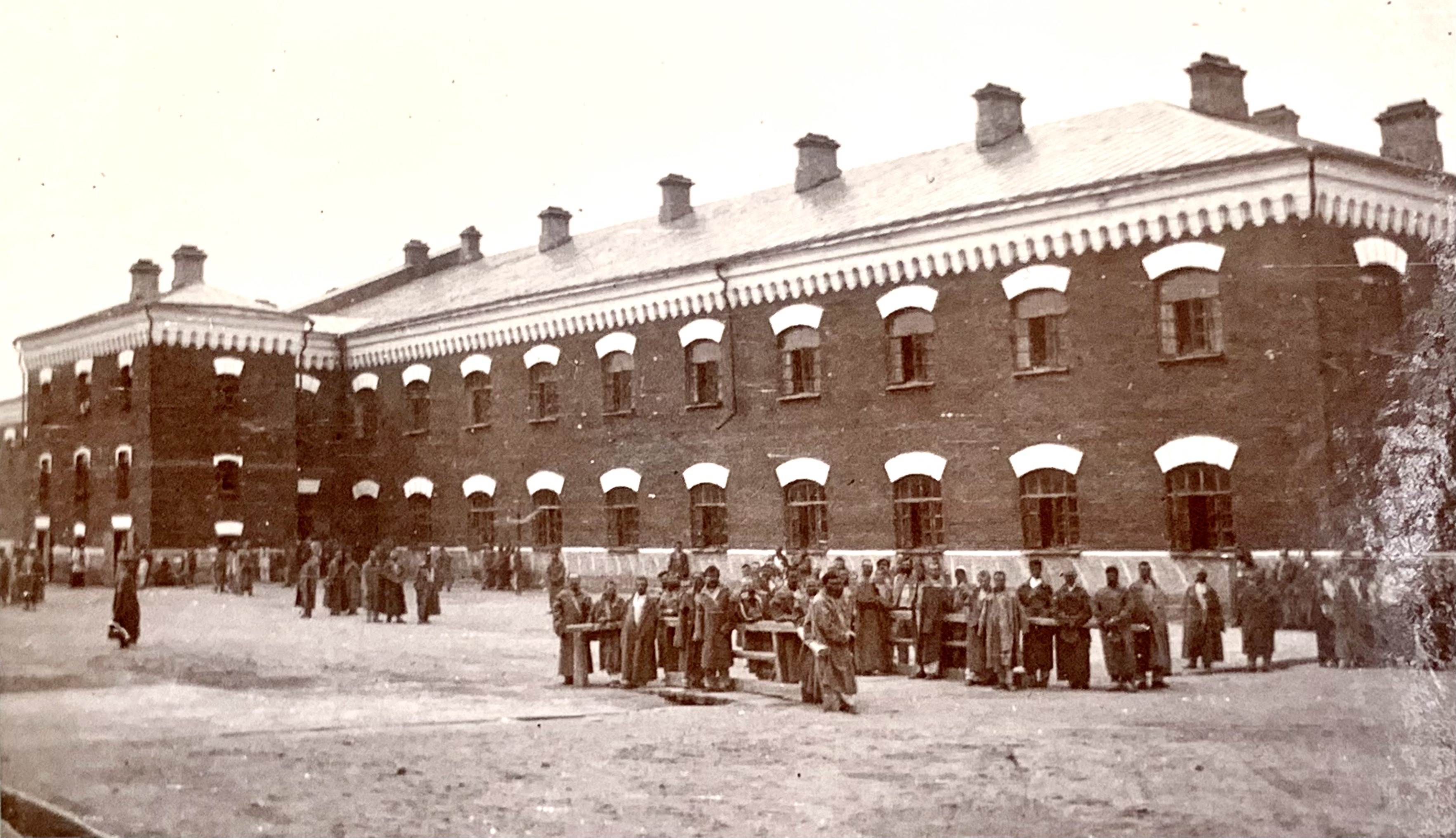 Even in Tsarist Russia there were penalty camps and large prisons. Max Huber was able to visit and photograph the prison in Alexandrowsk. He describes the place in detail in his diary. For the trip from the ship to the town he used a horse-drawn carriage, a so-called Tarantas Troika.