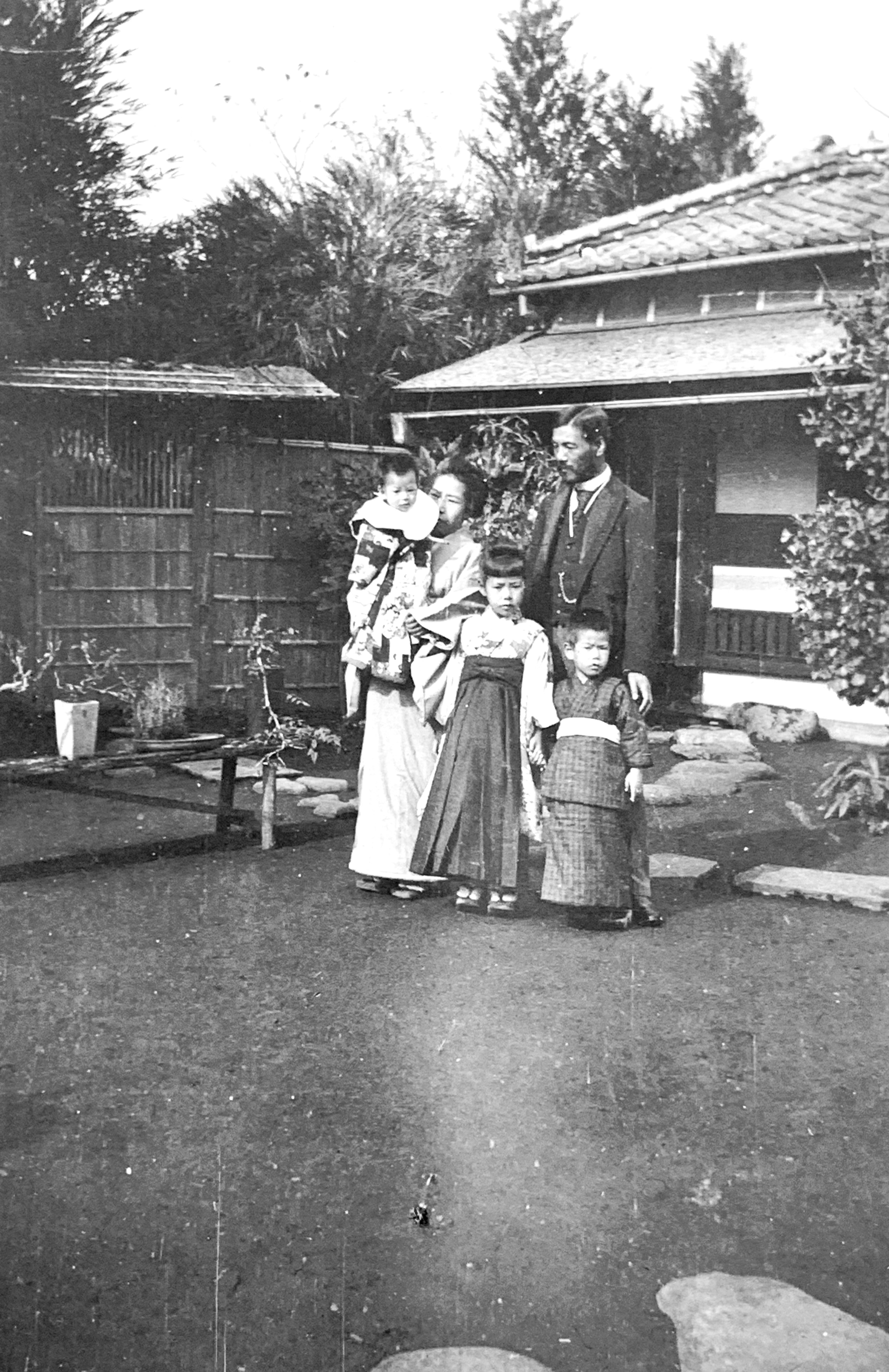 uomo e donna con bambini