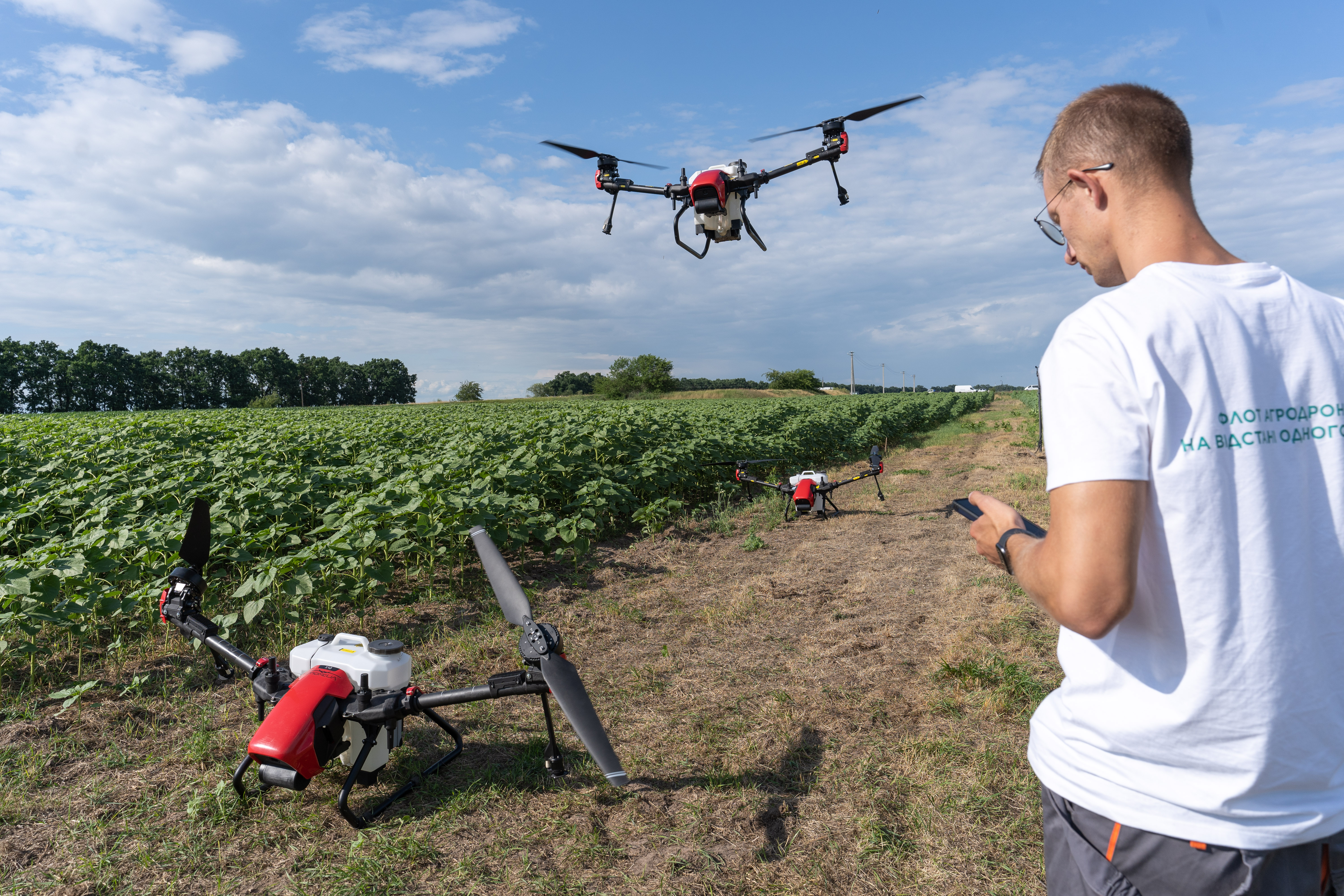 Дрон от компании DroneUA готовится начать опыление посевов. Alexander Rozhenyuk