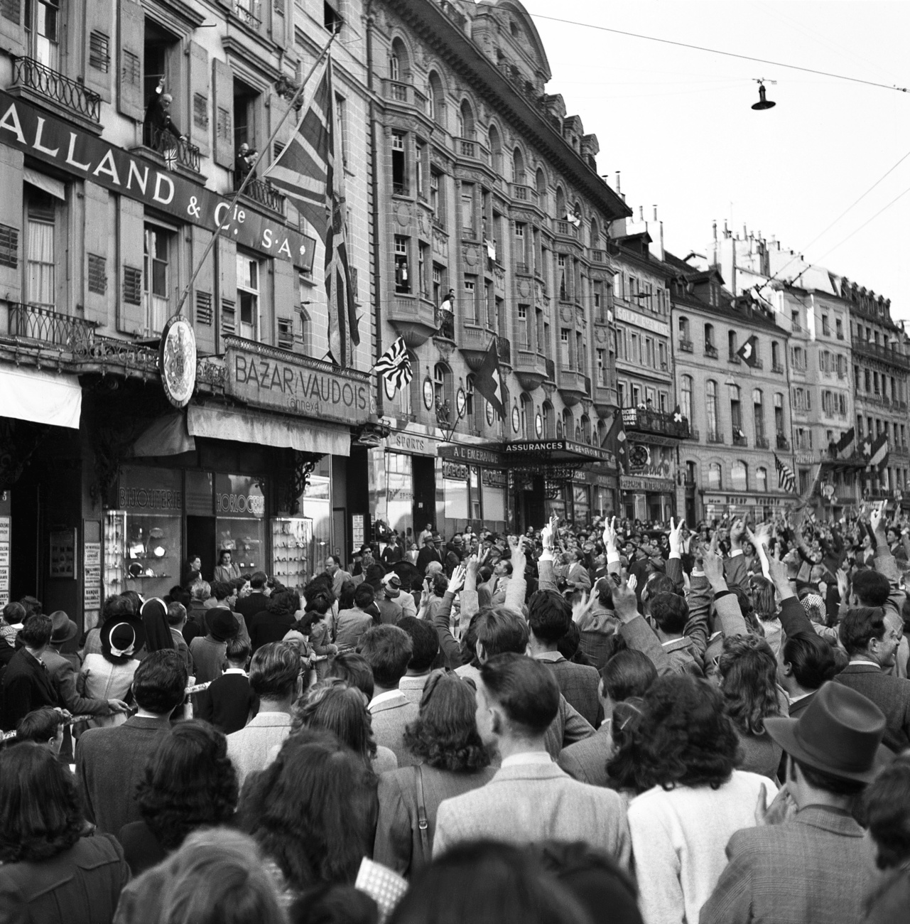 gente festeggia per strada