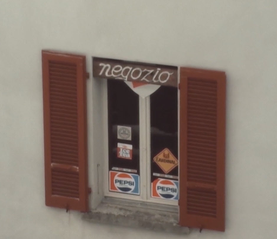 Finestra di una bottega di paese