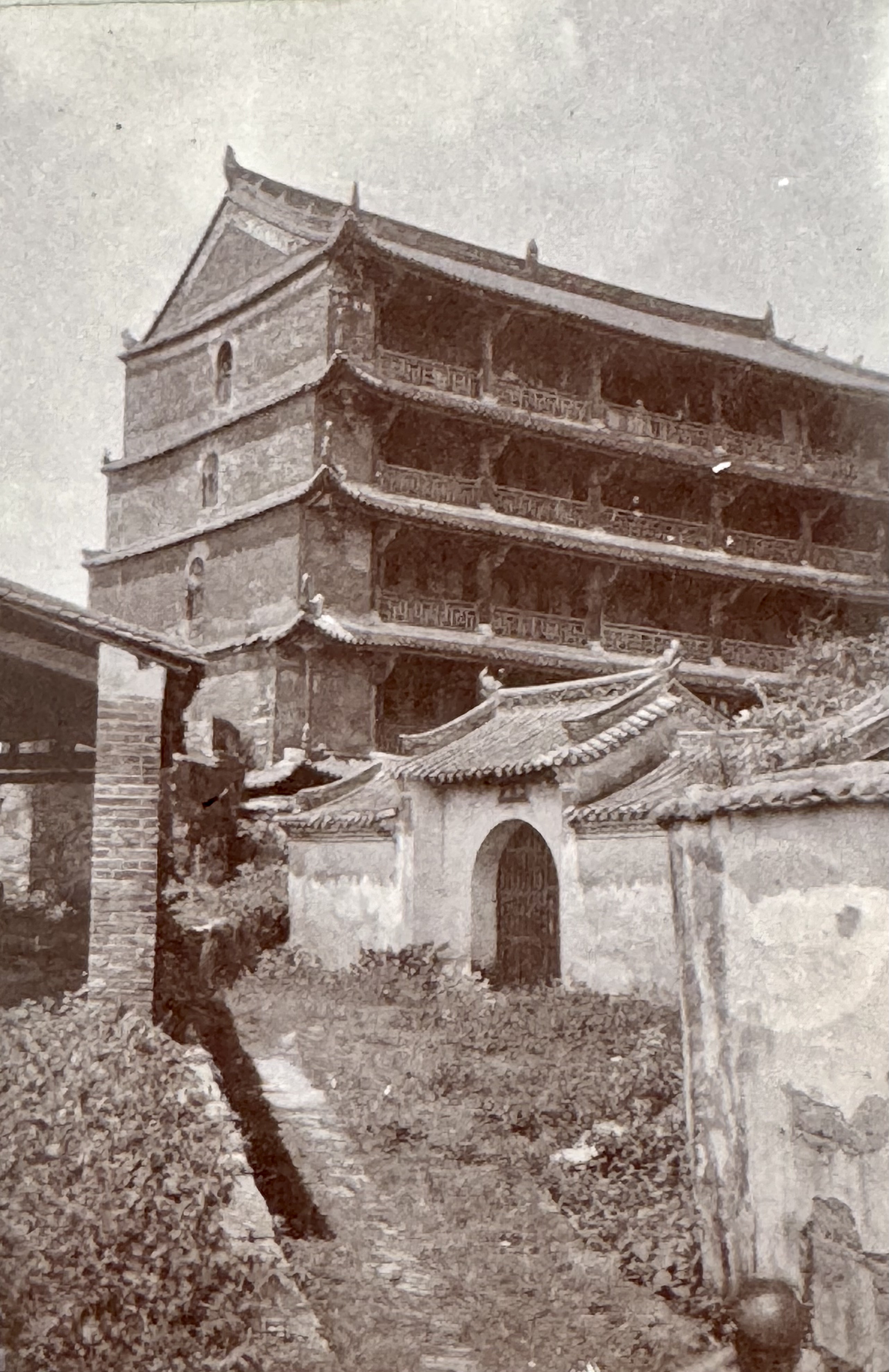 Wachturm in Kanton/China. Das Bild steht im Kontrast zu seinen Eindrücken im Tagebuch: Er spricht von engen und unübersichtlichen Gassen und die stinkenden Kloaken zwischen den Häusern.