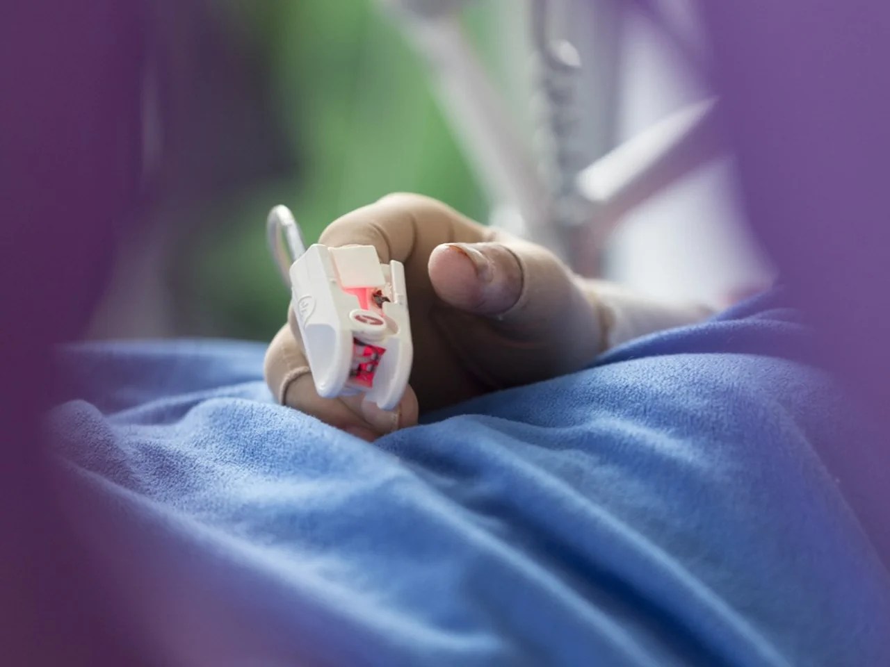 Une personne couchée dans un lit d'hôpital.