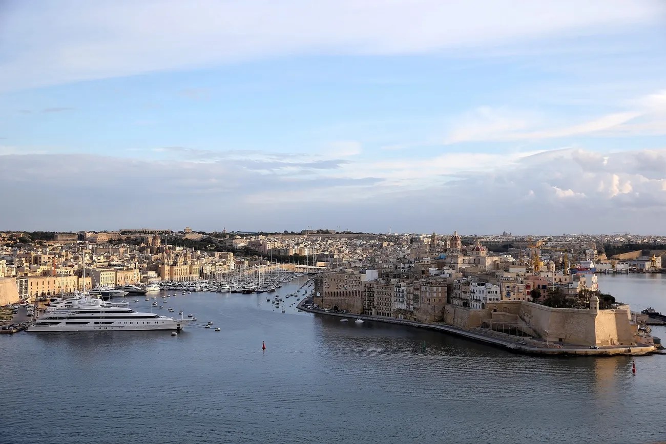 馬耳他首都瓦萊塔(Valletta)風光。歐洲法院於本月稍早否決了馬耳他的投資入籍計劃,該計劃允許透過一次性投資60萬歐元(約合人民幣483.9萬元)併購買或租賃房地產的方式獲取馬耳他護照,從而間接獲得歐盟國籍。