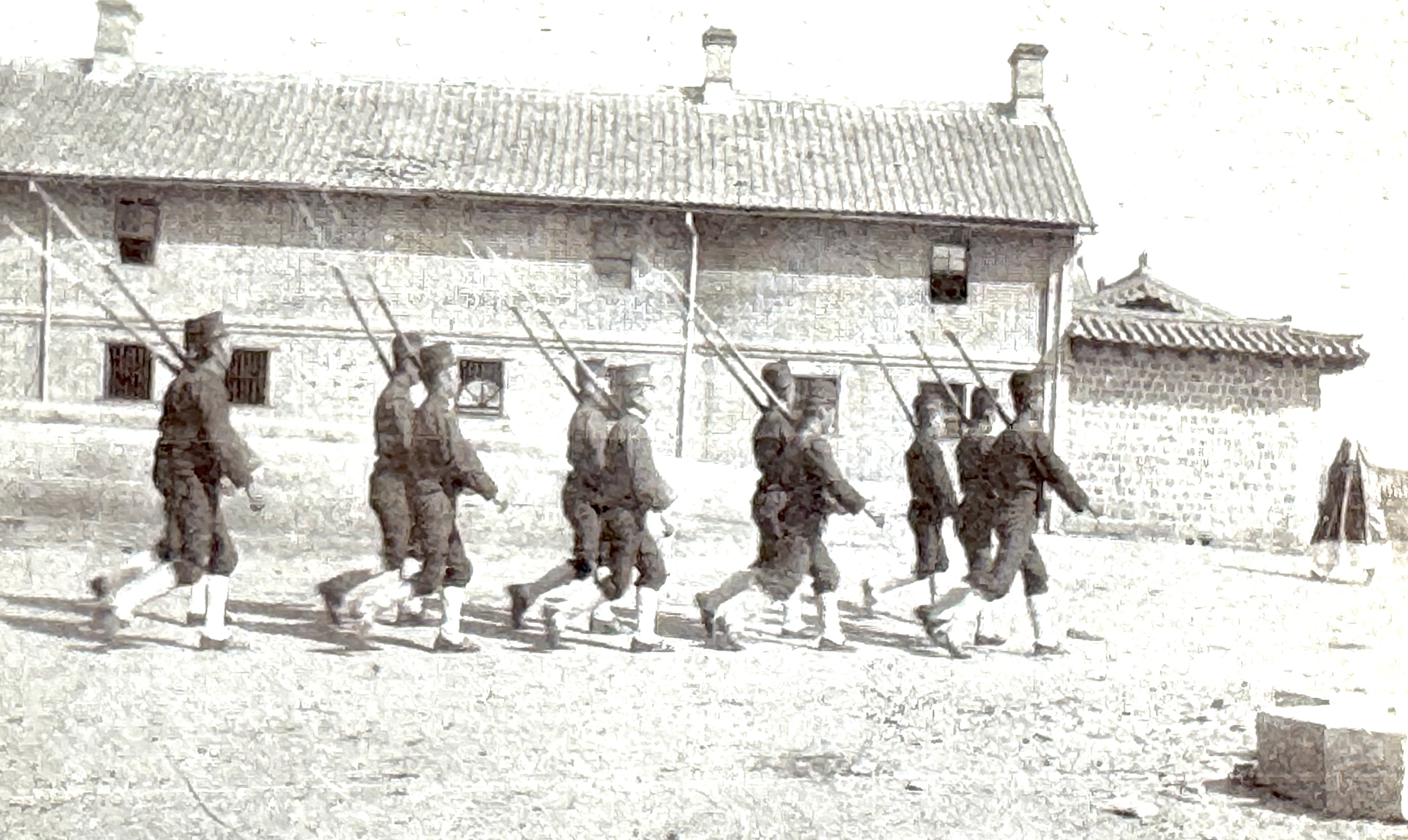 Soldaten der japanischen Besatzungsmacht in Korea. Das Fotografieren war um 1900 noch nicht sehr verbreitet und deshalb nahm wohl auch niemand Anstoss, wenn Max Huber ein Bild aufnahm.