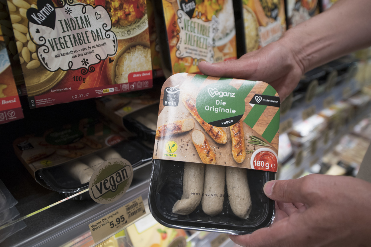 Les succédanés végétaux de viande ne doivent pas porter des noms faisant directement référence à des animaux, tels que "poulet végétal" ou "porc végan". Le Tribunal fédéral a admis le recours de la Confédération contre un fabricant zurichois de produits végans. Des termes comme "steak" ou "saucisse" restent en revanche autorisés.