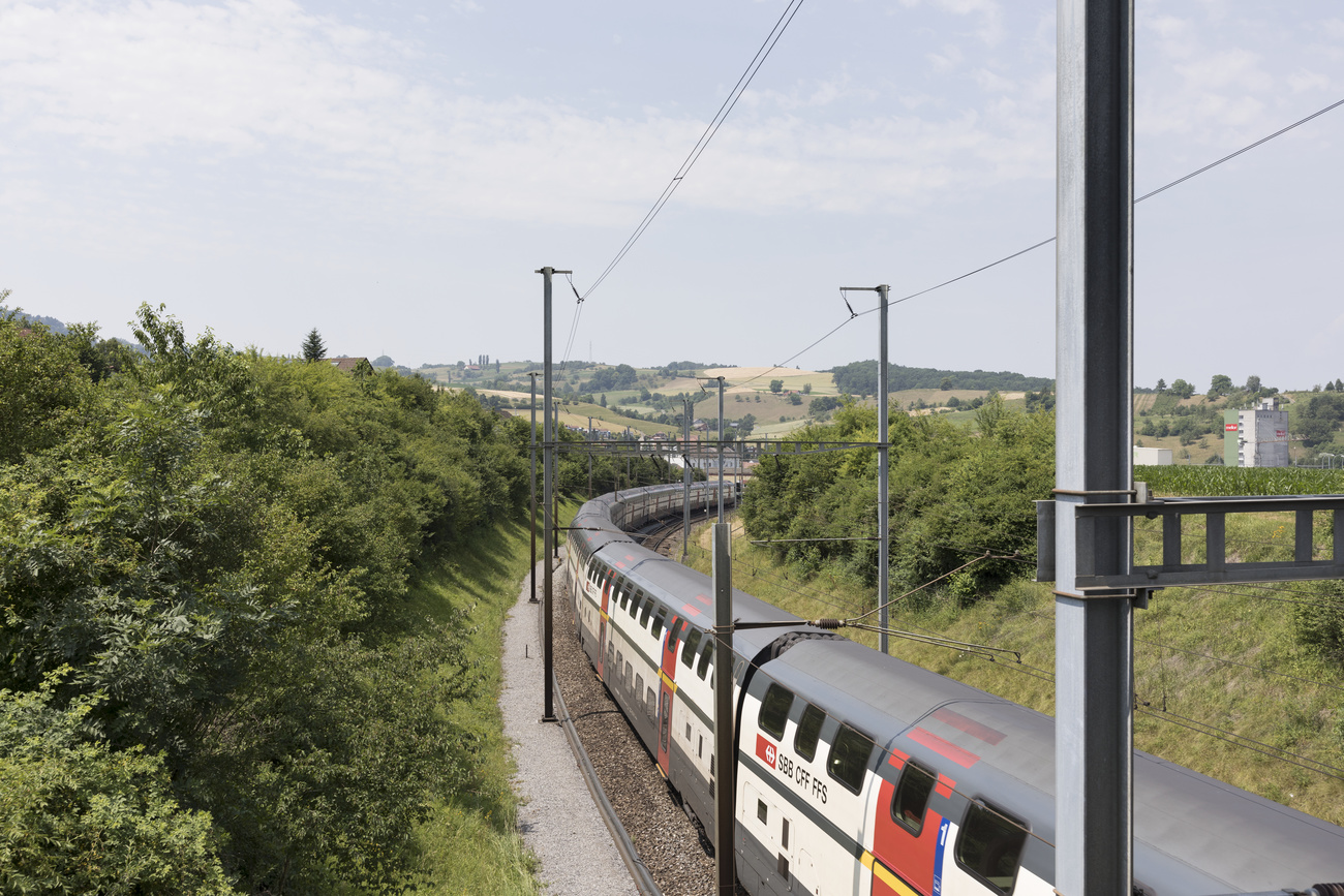 A passenger train en route between Basel and Zurich in Gipf-Oberfrick, Switzerland, photographed on June 23, 2017. (KEYSTONE/Gaetan Bally)